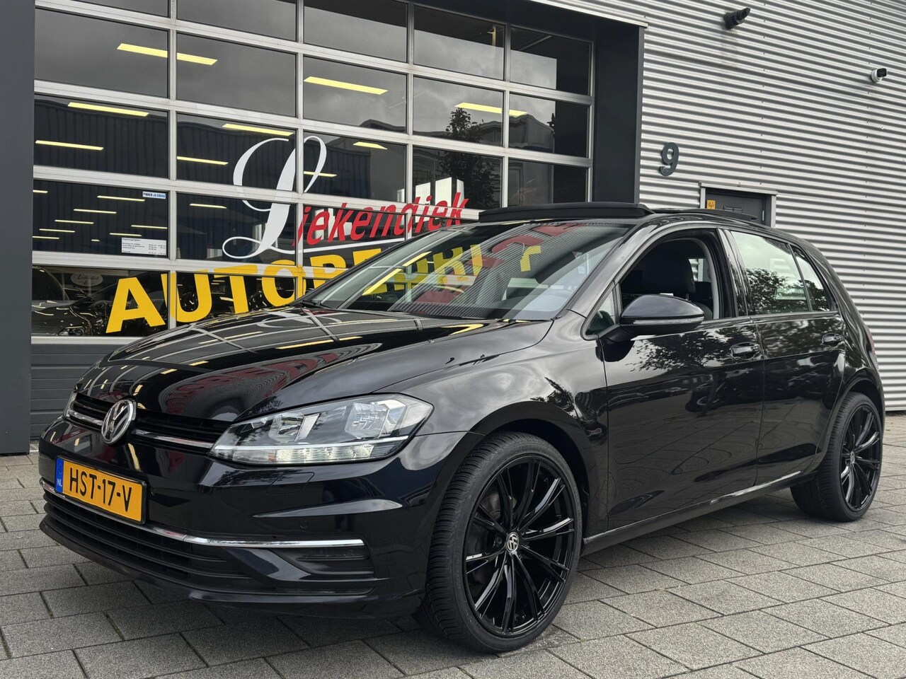 Volkswagen Golf - 1.0 TSI Business Edition - Panorama dak I Navigatie I Airco I LED I PDC I "19"Sport velgen - AutoWereld.nl