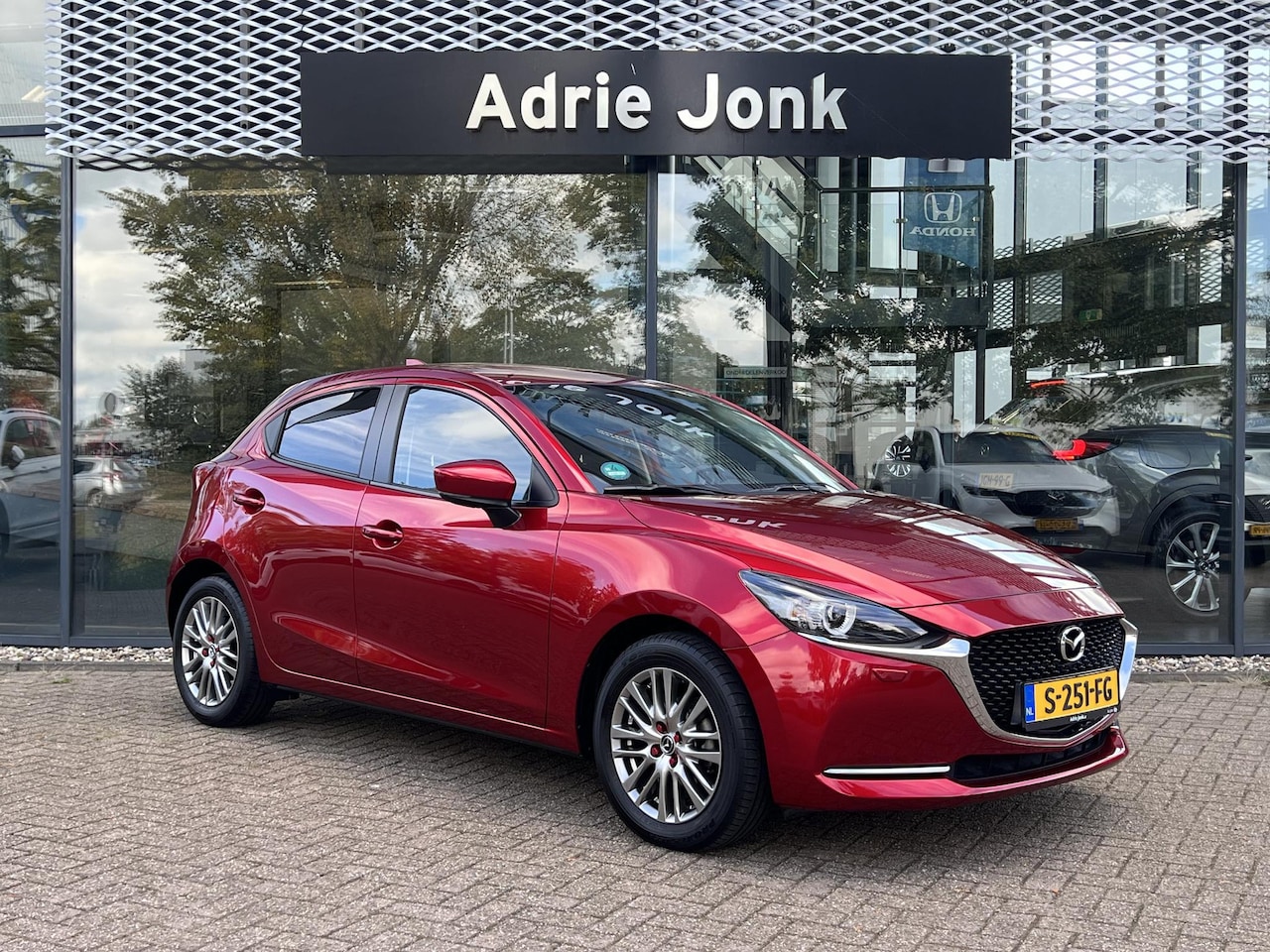Mazda 2 - 1.5 Skyactiv-G Luxury | ACHTERUITRIJCAMERA | STOEL- EN STUURVERWARMING | CRUISE CONTROL | - AutoWereld.nl