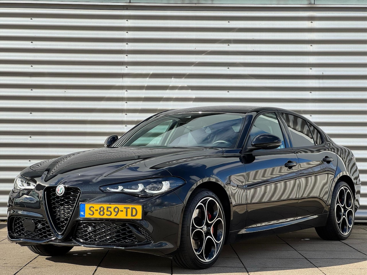 Alfa Romeo Giulia - 2.0T 280pk AWD | 19 Inch Lichtmetalen Velgen | Navigatie | Achteruitrijcamera | Safari Act - AutoWereld.nl