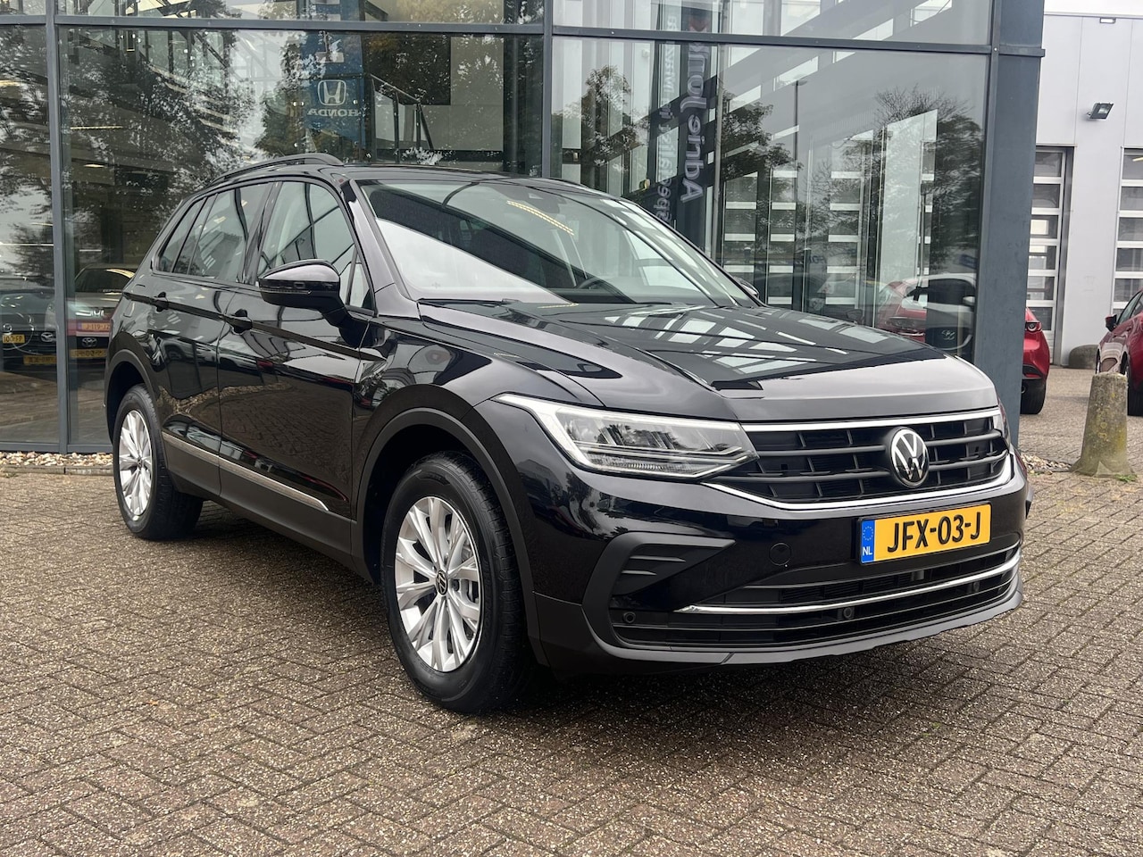 Volkswagen Tiguan - 1.4 TSI eHybrid Life Business AUTOMAAT | A.CAMERA | NAVIGATIE | APPLE CARPLAY | ANDROID AU - AutoWereld.nl