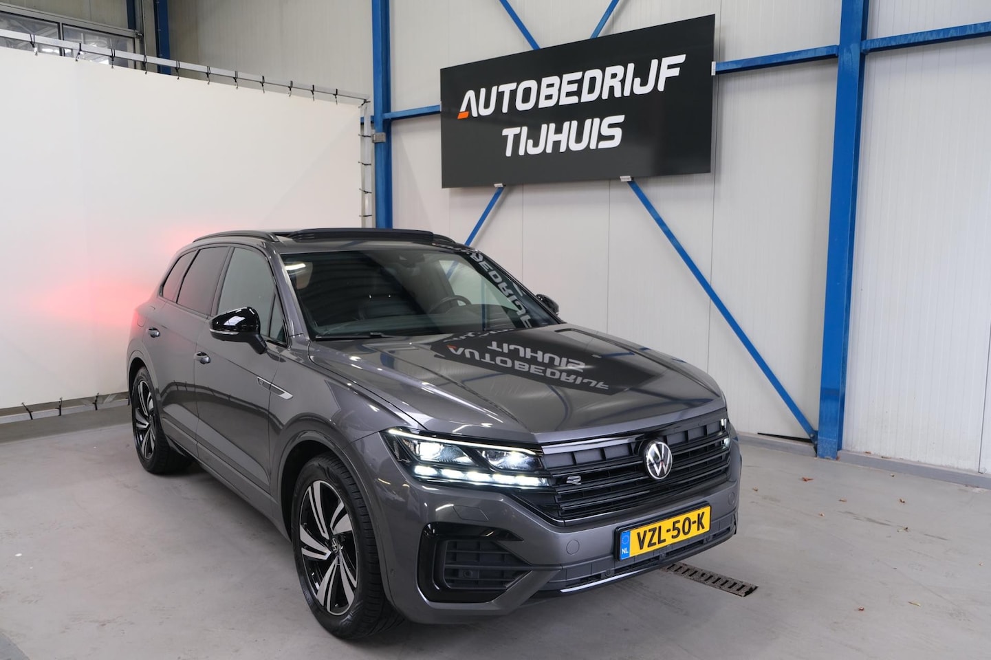 Volkswagen Touareg - R-Line 3.0L V6 286pk > GRIJSKENTEKEN < Airco, Cruise, Navi, PDC, Luchtvering, Camera, Schu - AutoWereld.nl