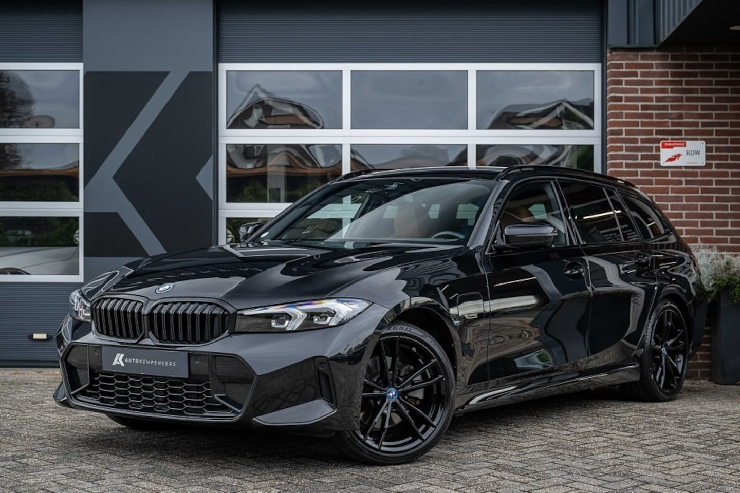 BMW 3-serie Touring - 330e xDrive M Sport | Shadow | Hifi | Leder | Stuurverwarming | 19' inch | - AutoWereld.nl