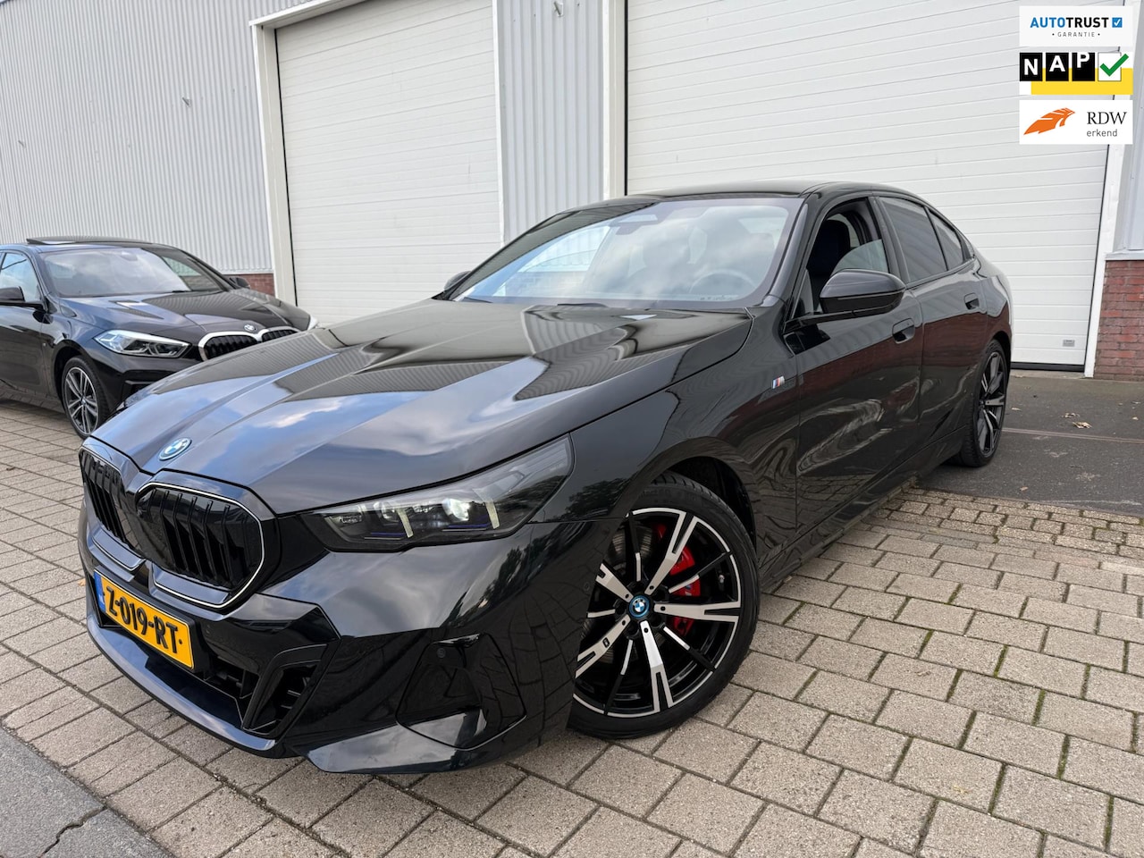 BMW i5 - EDrive40 2024 M-PAKKET SHADOW PANORAMA LEDER HARMAN KARDON 1-EIG - AutoWereld.nl