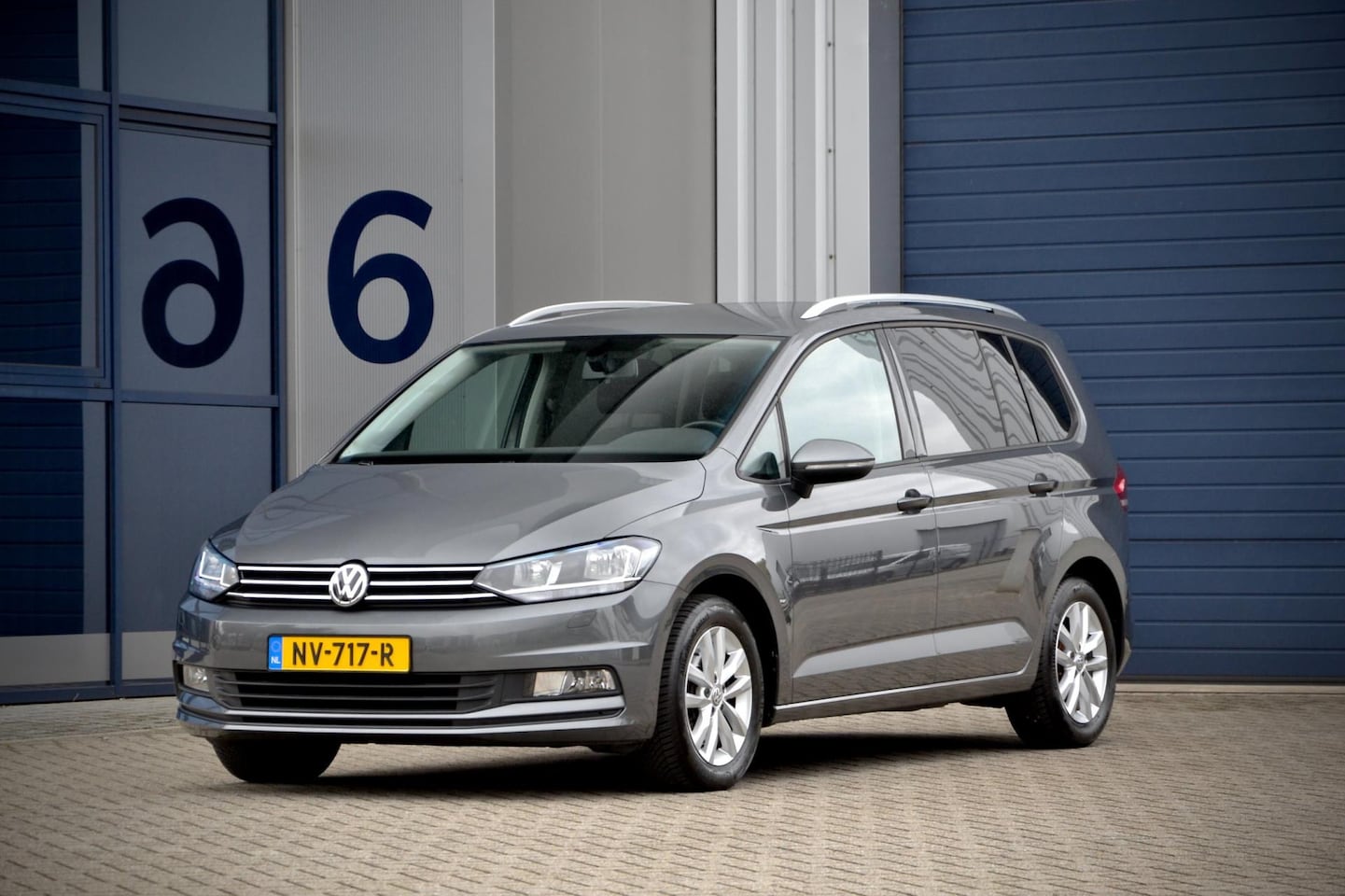 Volkswagen Touran - 1.4 TSI Highline 7pers. DSG / Trekaak / Adapt.Cruise / Navi / Clima - AutoWereld.nl