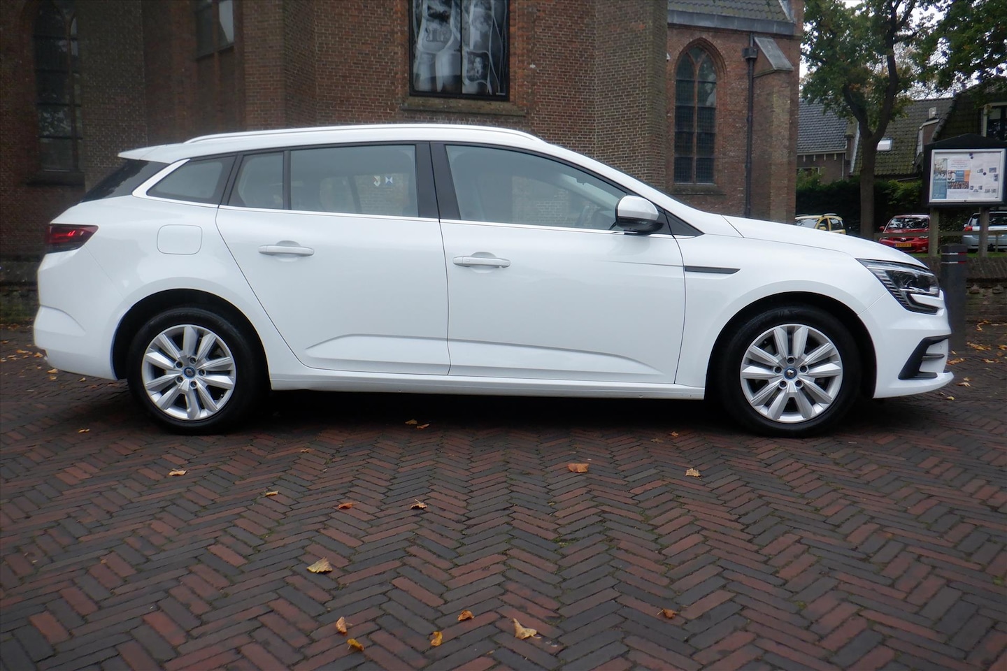 Renault Mégane E-Tech - 1.6 Plug-In Hybrid 160pk Business 28.000 KM - AutoWereld.nl