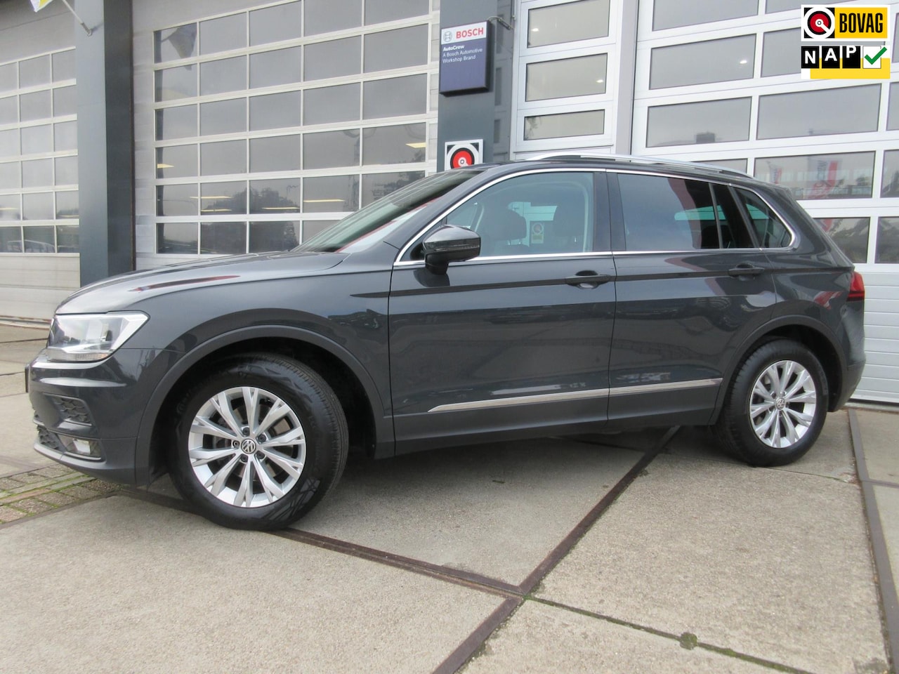 Volkswagen Tiguan - 1.5 TSI Comfortline Business / Panodak / Trekhaak / Carplay - AutoWereld.nl