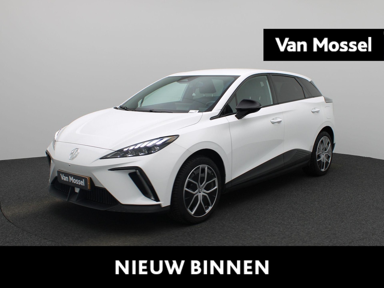 MG 4 - MG4 64 kWh Luxury Navigatie | LM Velgen | Achter Spoiler | Apple Carplay | 3-Fase | Aircon - AutoWereld.nl