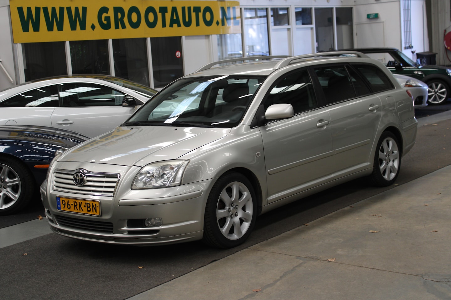 Toyota Avensis Wagon - 2.0 VVTi Executive Airco, Cruise, Trekhaak - AutoWereld.nl