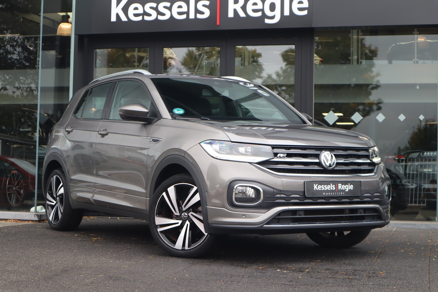 Volkswagen T-Cross - 1.0 TSI DSG R-Line ACC Camera CarPlay Stoelverwarming 18” Navi Sensoren - AutoWereld.nl