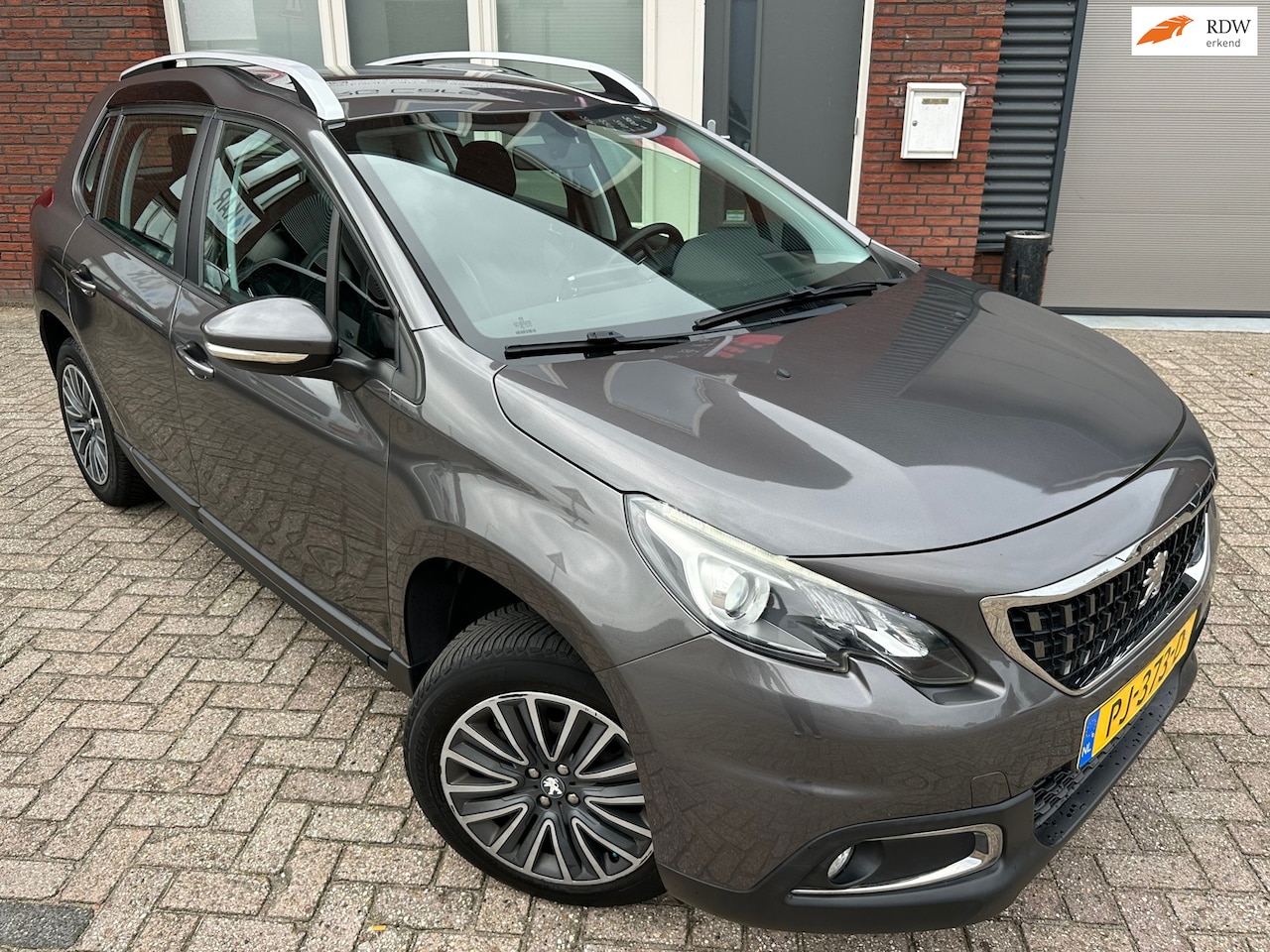 Peugeot 2008 - 1.2 PureTech Blue Lion / Navi / PDC / Cruise / DAB / NAP - AutoWereld.nl