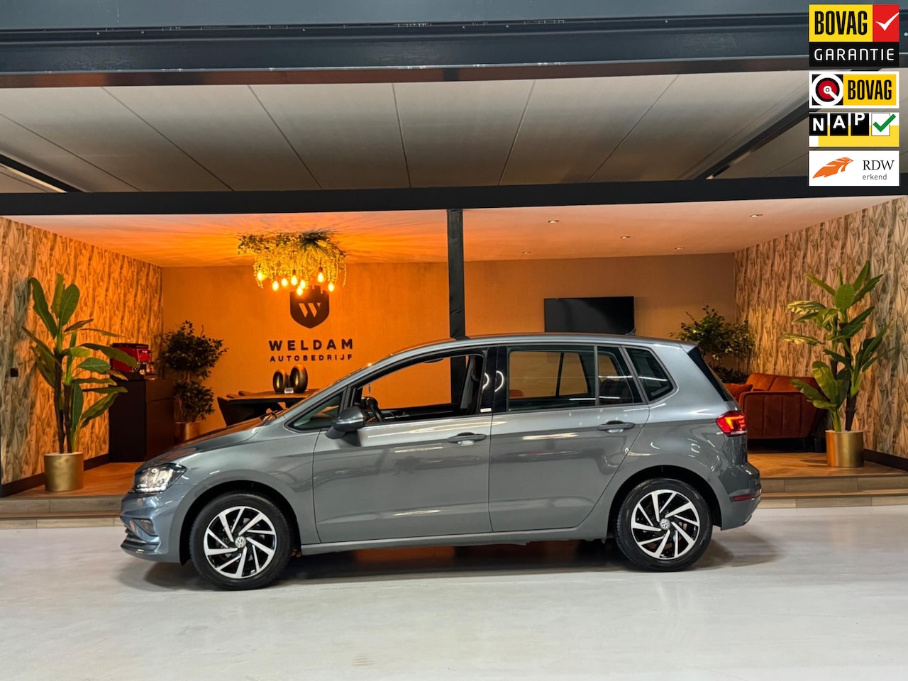 Volkswagen Golf Sportsvan - 1.0 TSI Highline Garantie CarPlay Camera Adoptieve Cruise Front Ass Lane PDC Clima Navi Le - AutoWereld.nl