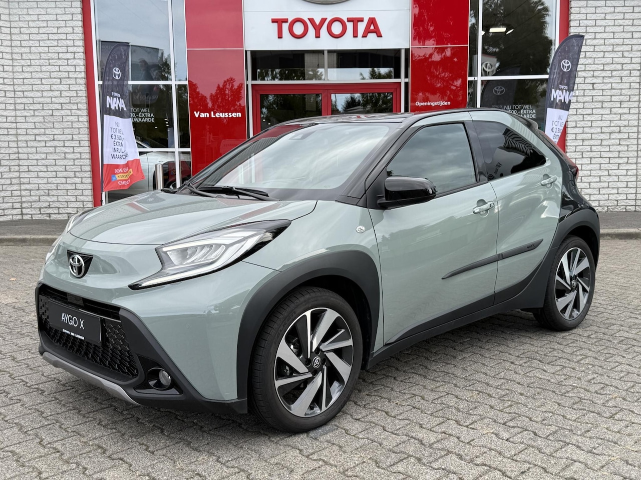 Toyota Aygo X - S-CVT PREMIUM AUTOMAAT STOELVERW PARK-SENSOREN KEYLESS NAVI APPLE/ANDROID - AutoWereld.nl