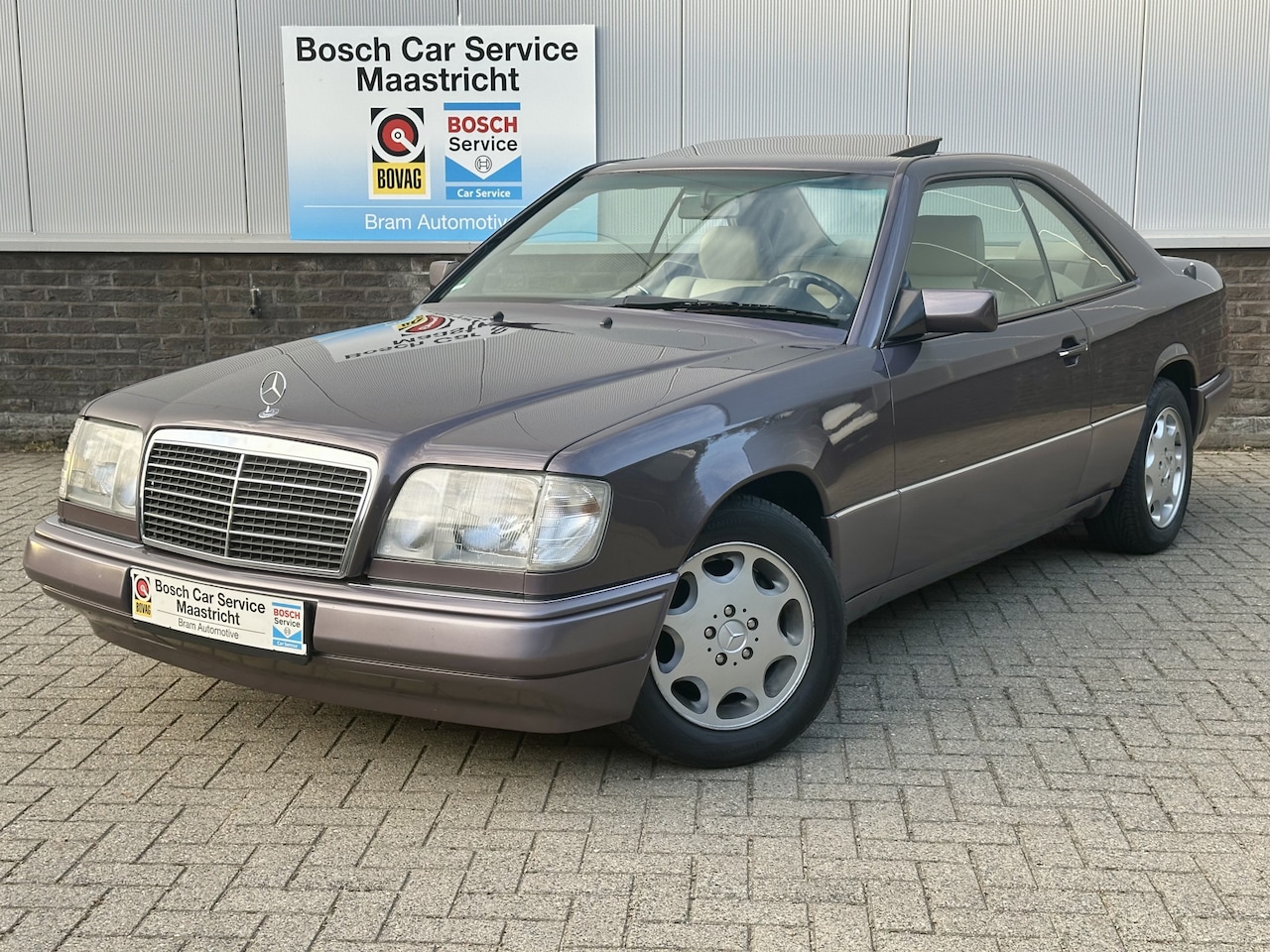 Mercedes-Benz 220 - CE (W124) Coupe | Highly Original | Dekra Evaluation | Sunroof | 1A | Bruno Sacco timeless - AutoWereld.nl