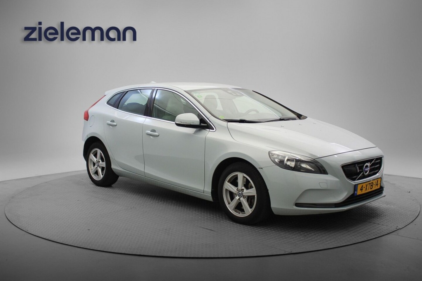 Volvo V40 - 2.0 D4 Momentum Business - Navi, Clima, Cruise, Trekhaak - AutoWereld.nl