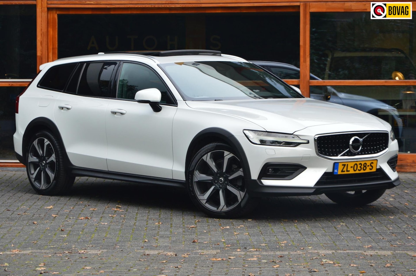 Volvo V60 Cross Country - D4 AWD | Panoramadak | Head-Up Display | Camera | Harman/Kardon | Rondom Stoel + Stuur ver - AutoWereld.nl