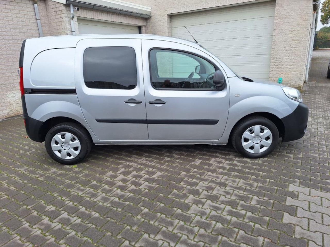 Renault Kangoo - 1.5 Blue dCi 80 Comfort Grijs metalic - AutoWereld.nl