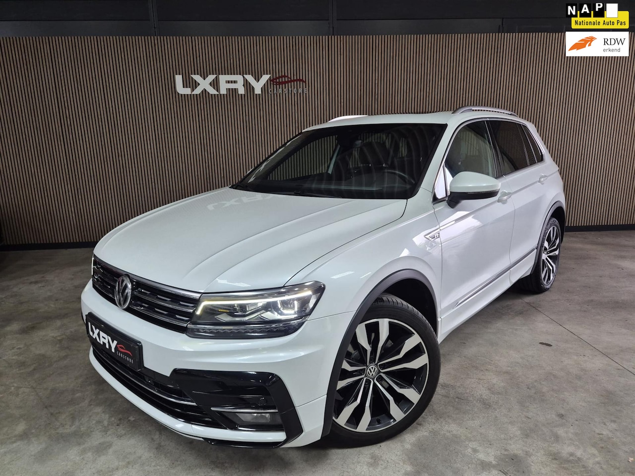 Volkswagen Tiguan - 2.0 TSI 4Motion Highline Business R 220PK | Navi | Clima | Pano | Digitaal Cockpit | - AutoWereld.nl