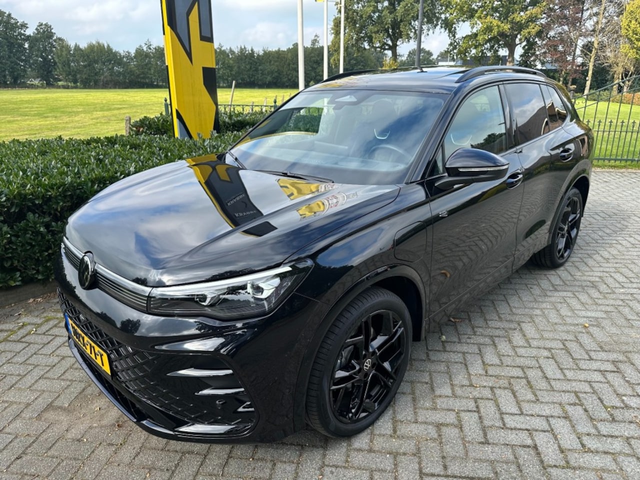 Volkswagen Tiguan - 1.5 eHybrid R-Line Edition 272pk Pano / Trekhaak / Black Style / Harman Kardon - AutoWereld.nl