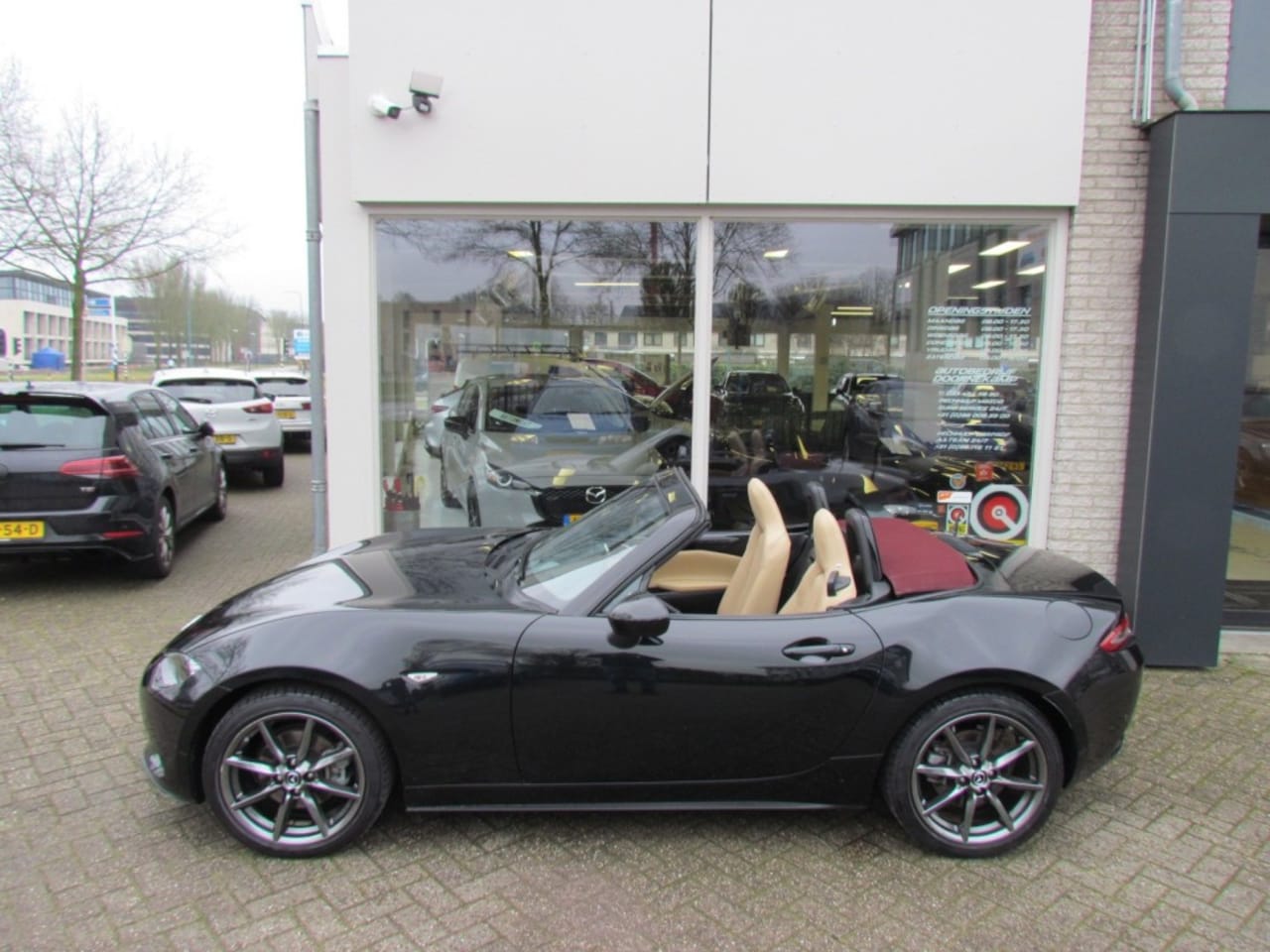Mazda MX-5 - 2.0 Skyactiv-G 6MT 160pk Roadster Sakura - AutoWereld.nl