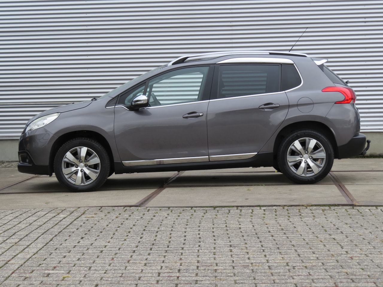 Peugeot 2008 - 1.2 PureTech Allure - AutoWereld.nl
