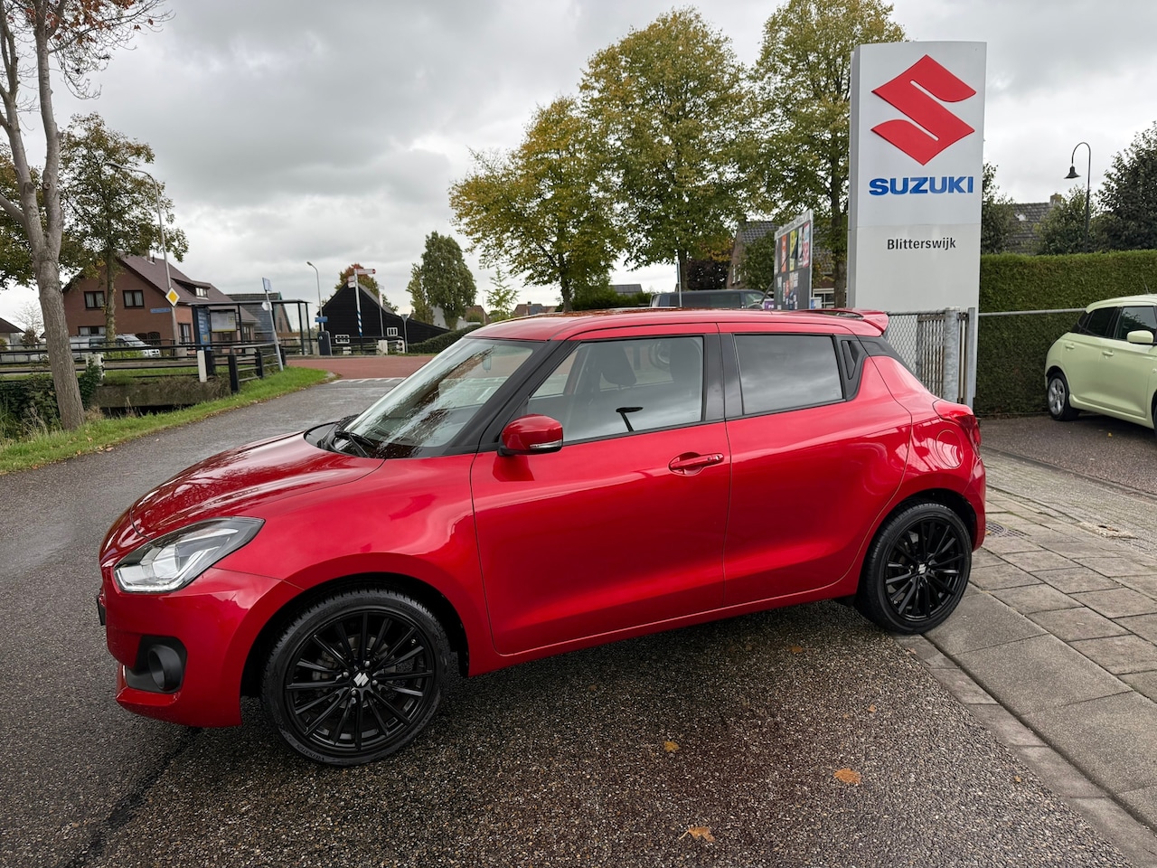 Suzuki Swift - 1.0 Stijl Smart Hybrid 112 PK // TREKHAAK // Sportieve Swift // Zwarte Velgen // Spoiler / - AutoWereld.nl