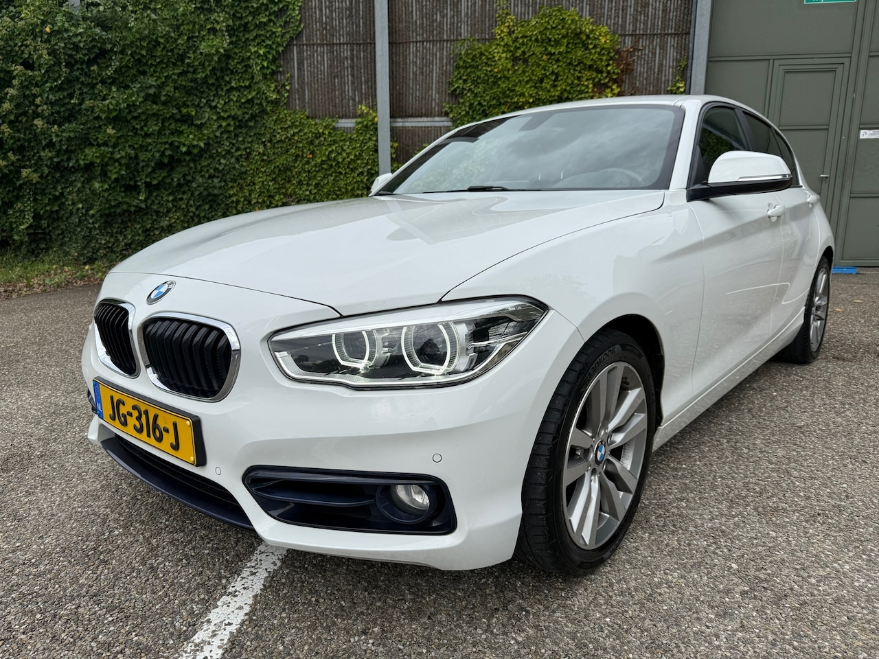 BMW 1-serie - 118d Sport Line Shadow AUTOMAAT | NIEUWSTAAT - AutoWereld.nl