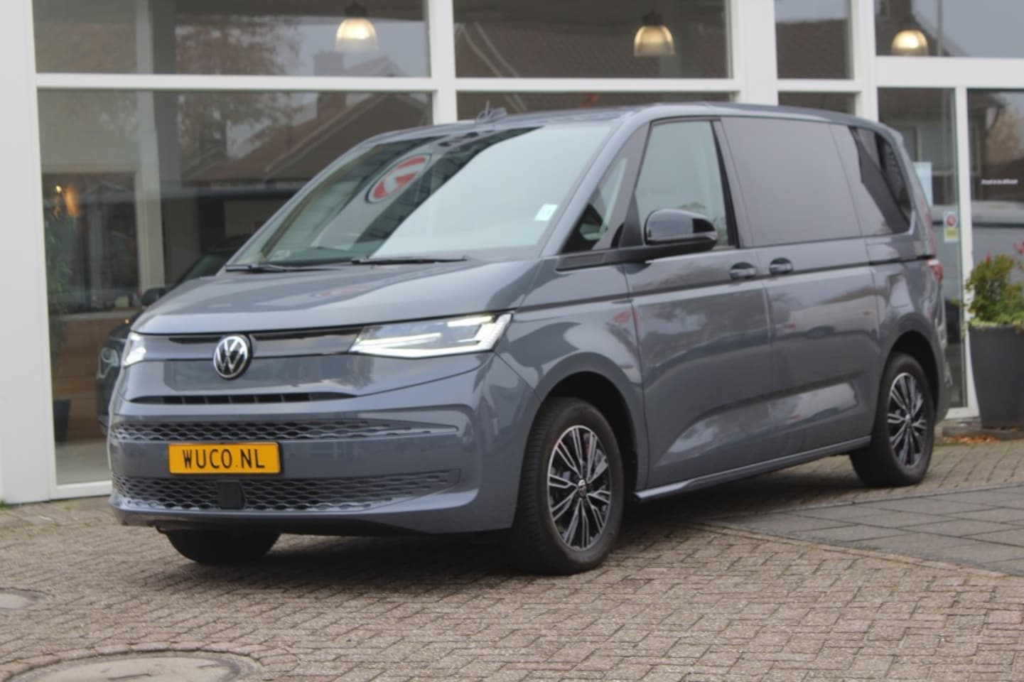 Volkswagen Multivan - T 7 Multivan 1.4 TSI eHybrid 218 pk panoramadak - AutoWereld.nl