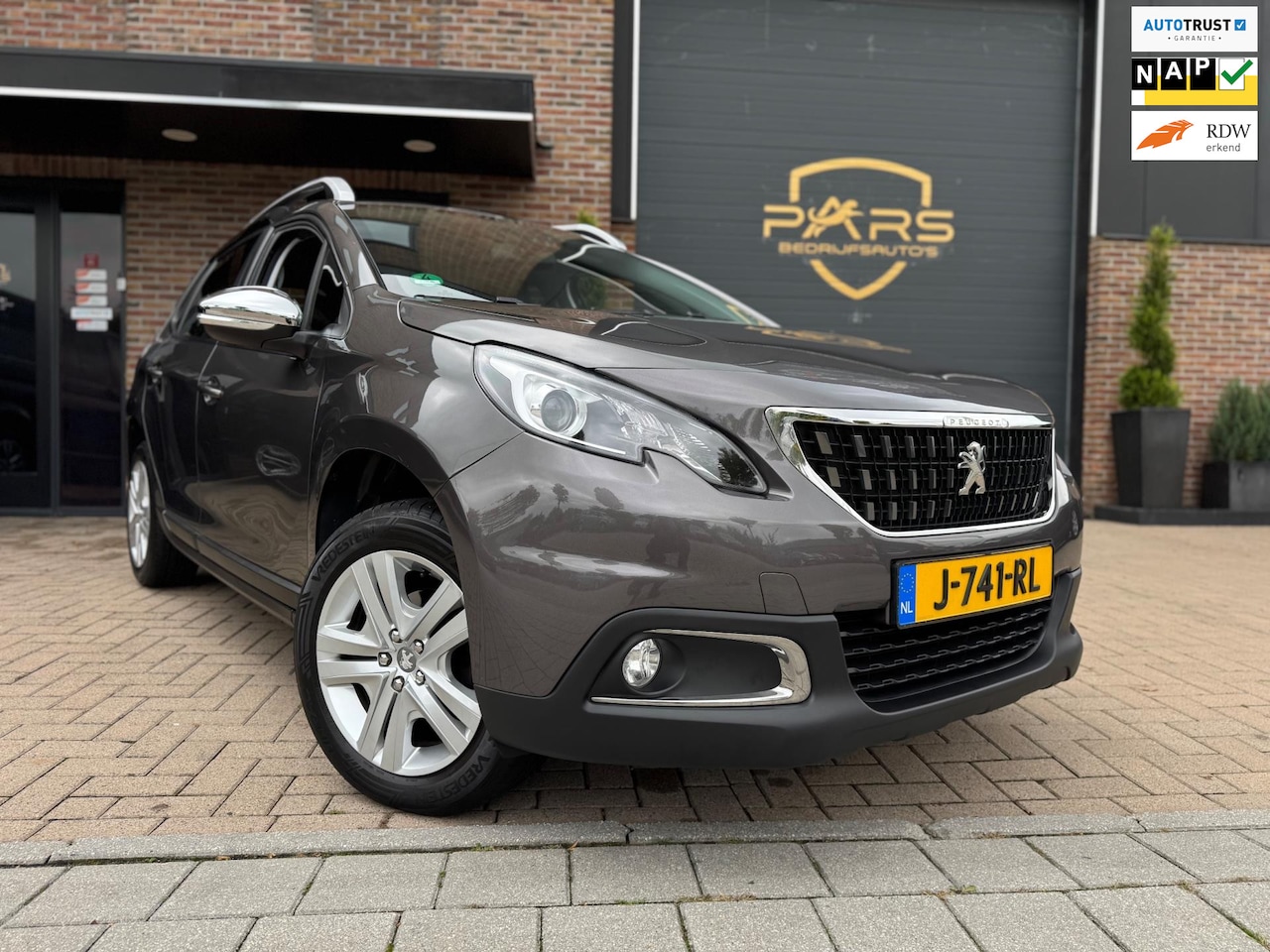 Peugeot 2008 - 1.2 PureTech Blue Lion Airco Navi Camera Cruise Control Trekhaak zeer nette! - AutoWereld.nl