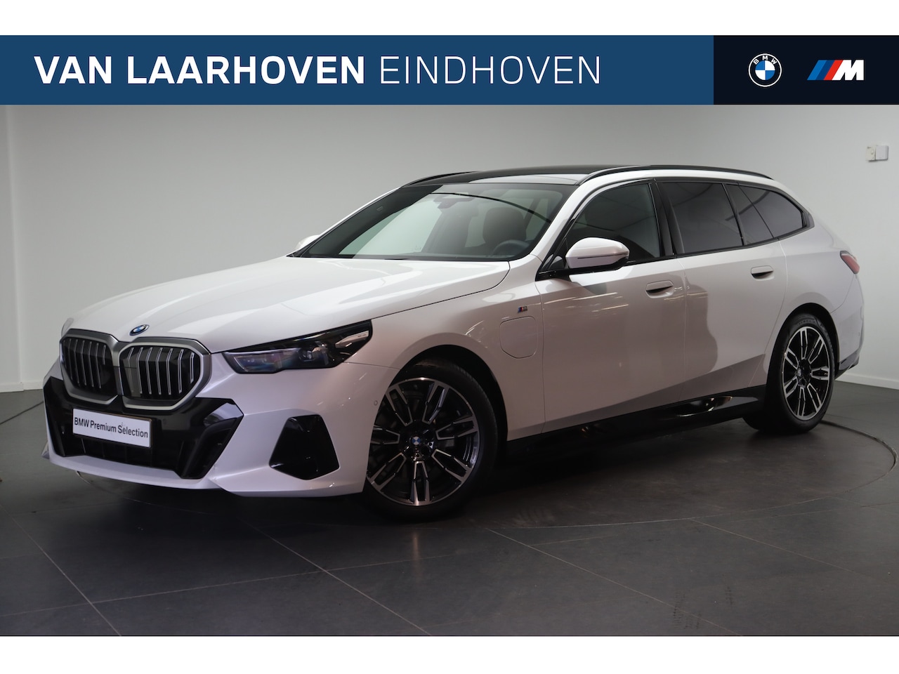 BMW 5-serie Touring - 530e M Sport Automaat / Panoramadak / Trekhaak / Achteruitrijcamera / M Sportonderstel / P - AutoWereld.nl