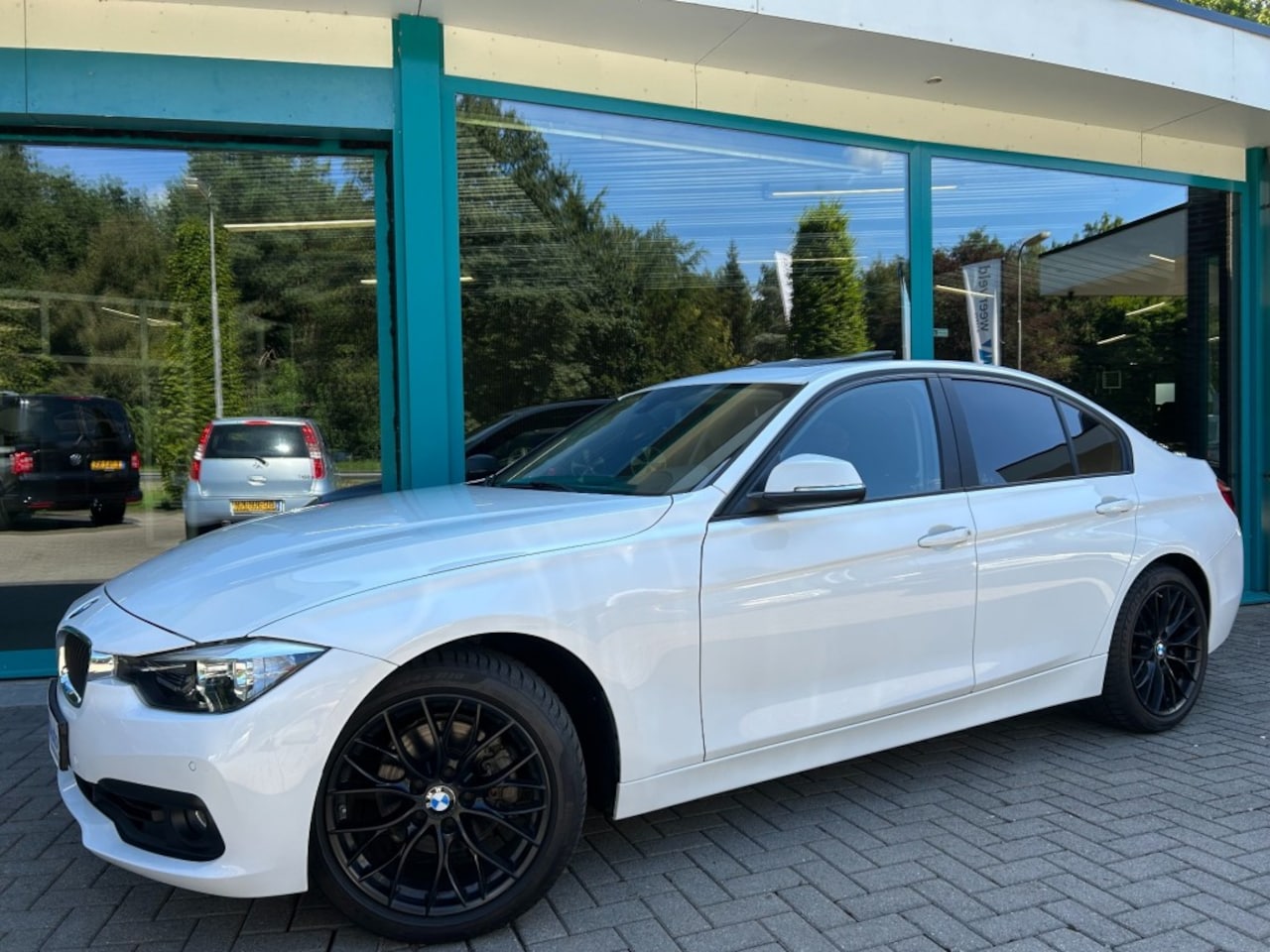 BMW 3-serie - 320i M-SPORT Automaat, 18Inch, Leder, Schuifdak, Navi, Camera, L - AutoWereld.nl