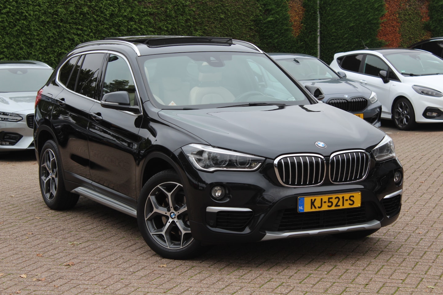 BMW X1 - sDrive18i Centennial High Exe. / Panoramadak / Head-up / Leder / 18'' / Keyless / Navigati - AutoWereld.nl