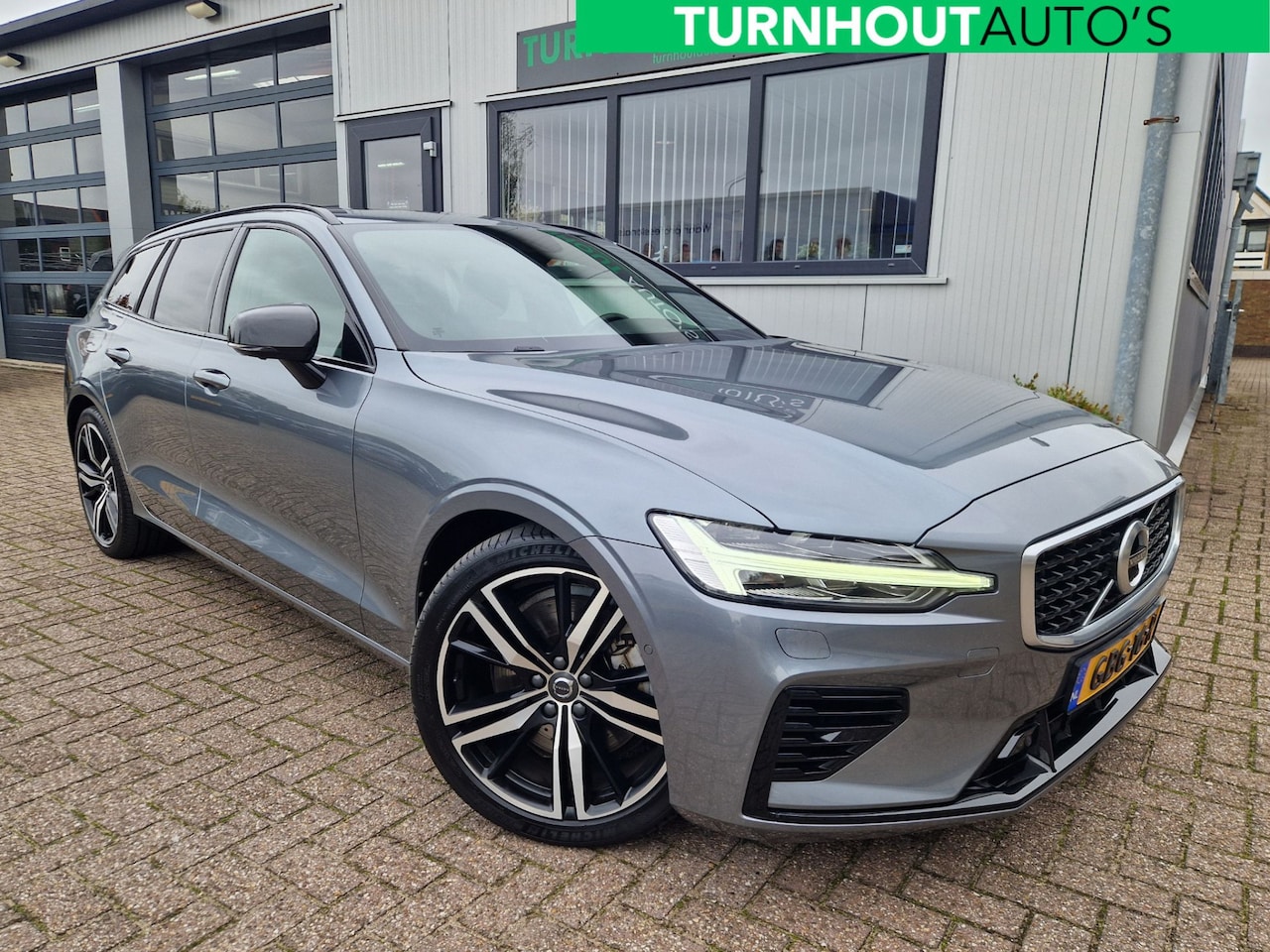 Volvo V60 - 2.0 T8 Twin Engine AWD R-Design PANO | Harman Kardon | Blis | HUD - AutoWereld.nl