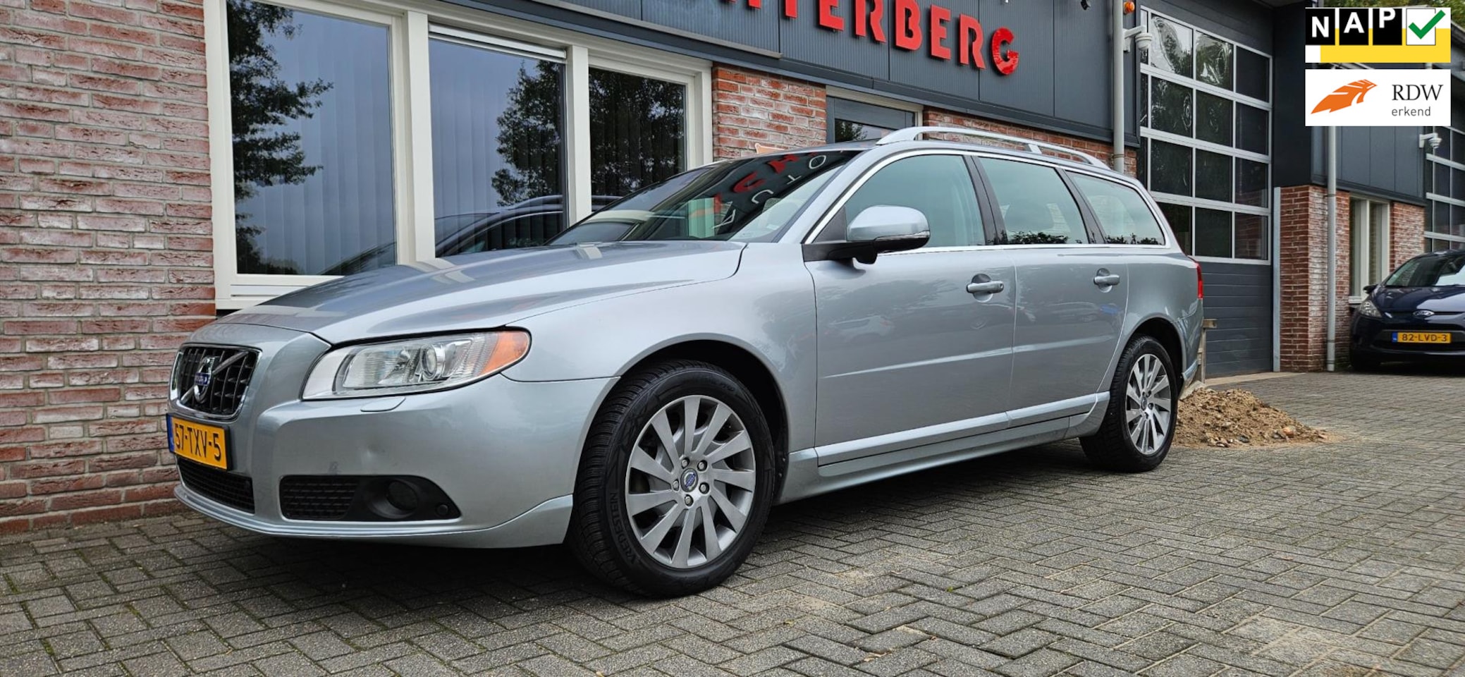 Volvo V70 - 1.6 T4 Limited Edition Trekhaak! 180PK! Xenon! Leer! Schuifdak! Nette Auto! - AutoWereld.nl