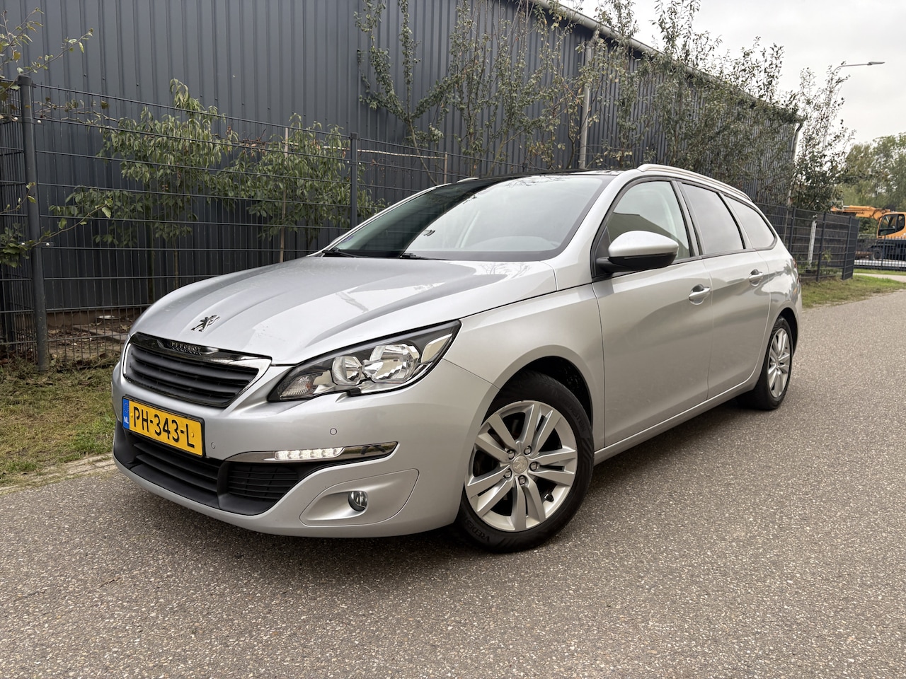 Peugeot 308 SW - 1.2 PureTech Blue Lease Executive / NAVI / CRUISE / AIRCO - AutoWereld.nl