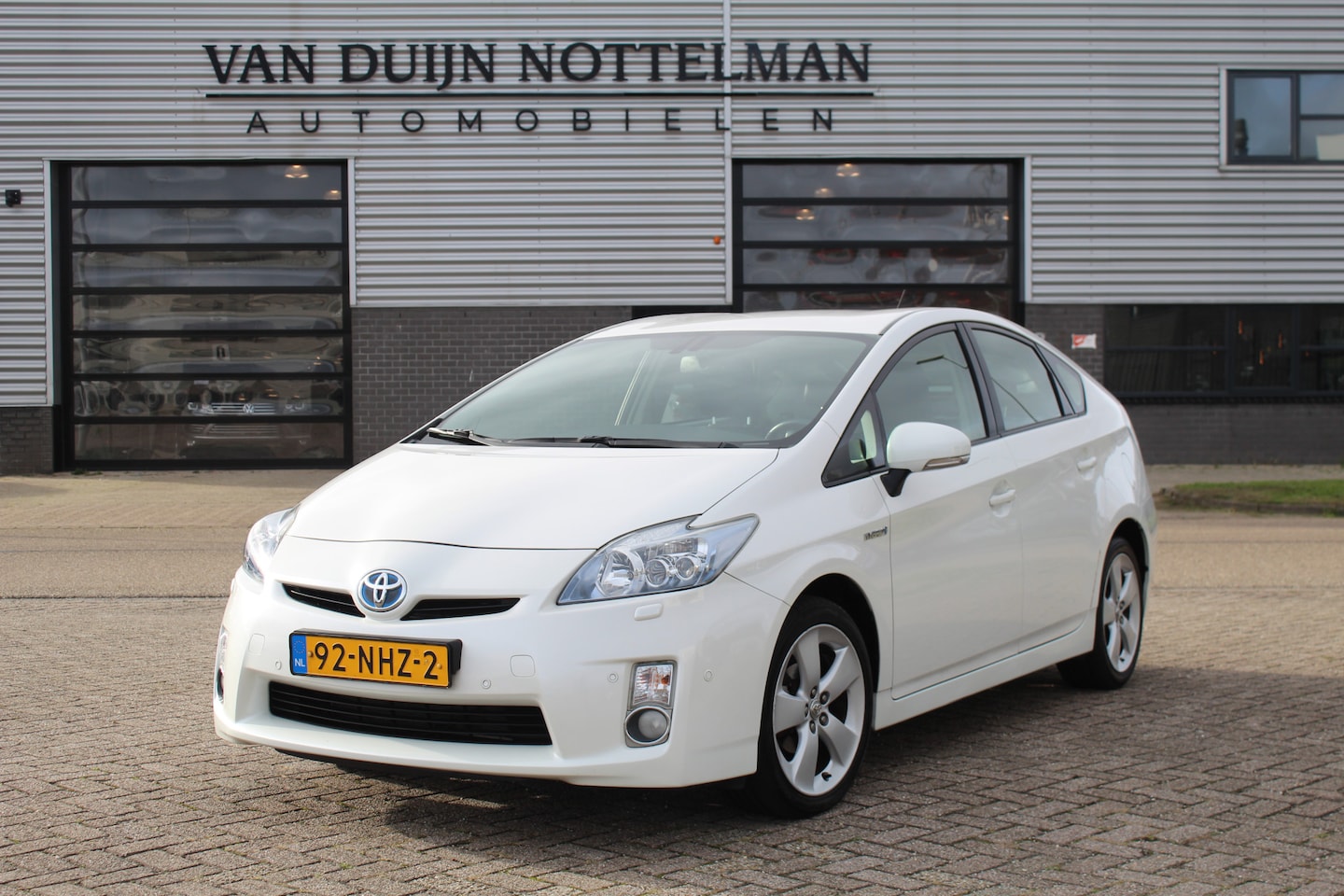Toyota Prius - 1.8 Dynamic / Leer / HUD / JBL / Camera / N.A.P. - AutoWereld.nl
