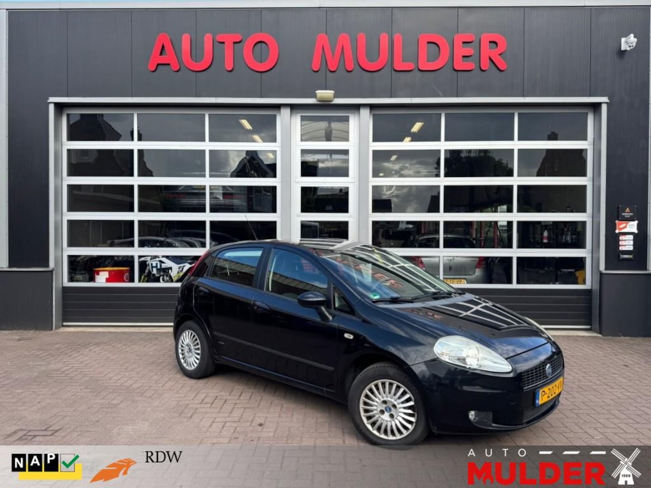 Fiat Punto - GRANDE  1.4 8V EDIZIONE BLUE en ME / AIRCO / RIJKLAAR! - AutoWereld.nl