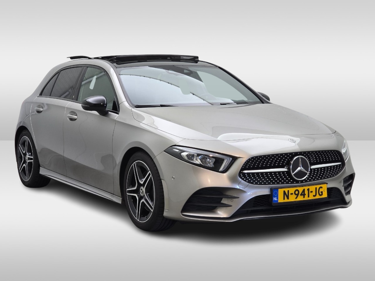 Mercedes-Benz A-klasse - 220 Premium Plus / Trekhaak / Panoramadak / Camera / Sfeerverlichting / Keyless / 18'' / L - AutoWereld.nl