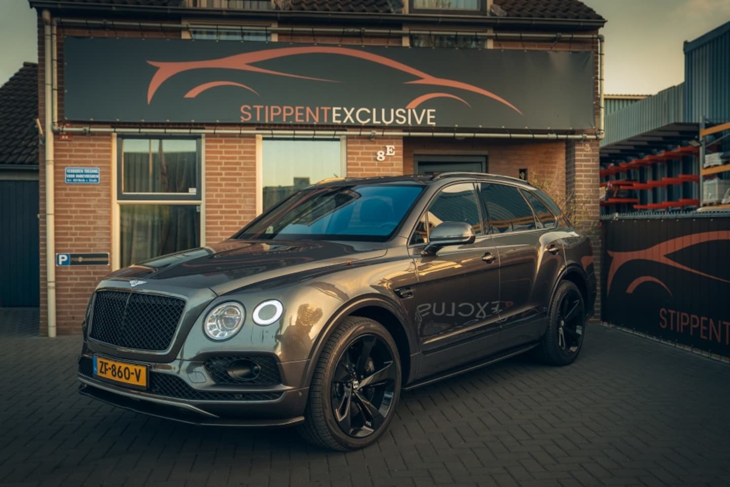Bentley Bentayga - 4.0 V8 Pano, nightvision, softclose, touring pack, premium seats - AutoWereld.nl