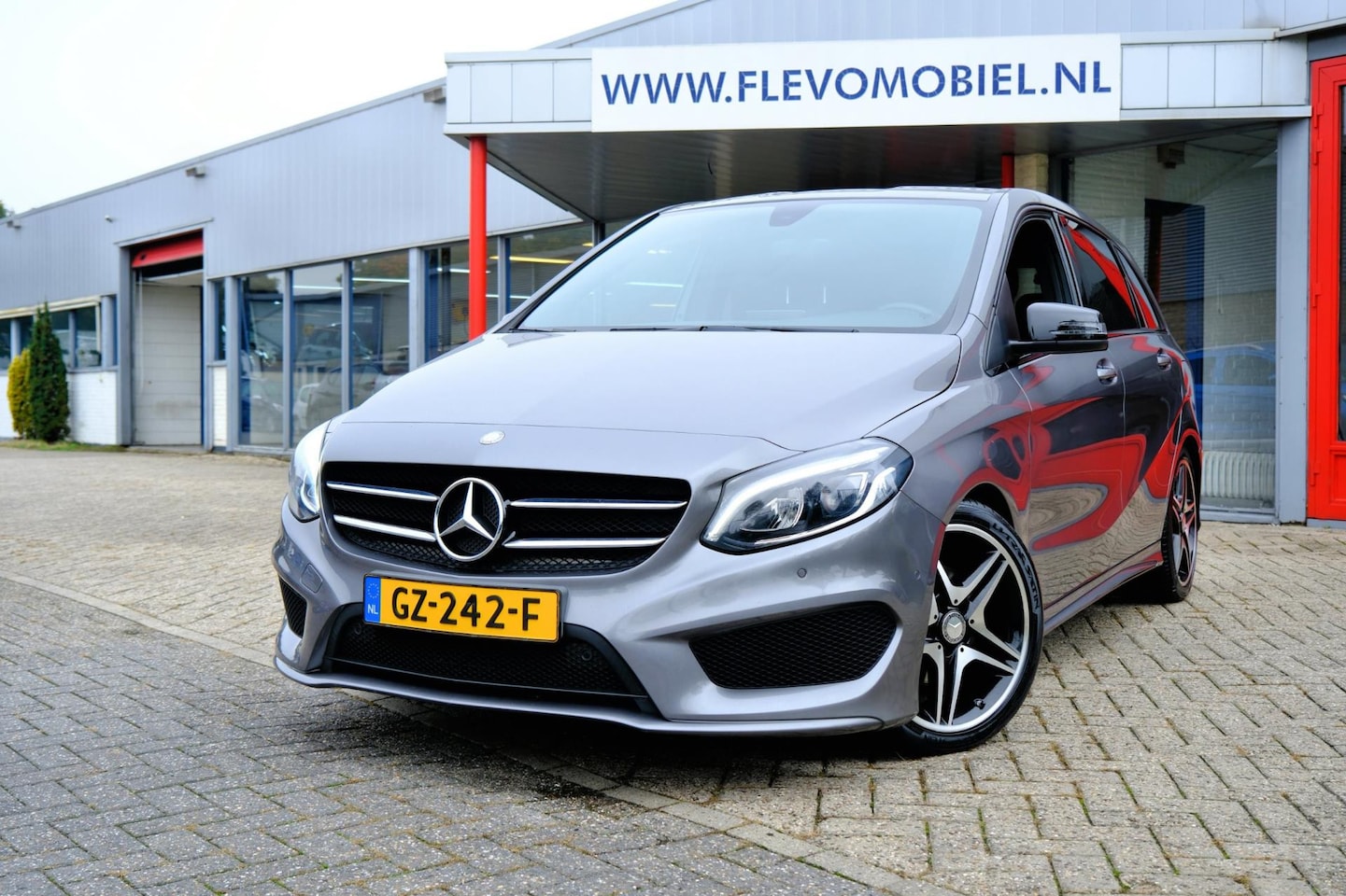 Mercedes-Benz B-klasse - 180 Ambition AMG Aut. Leder-Alcantara|Navi|LMV|PDC|LED - AutoWereld.nl