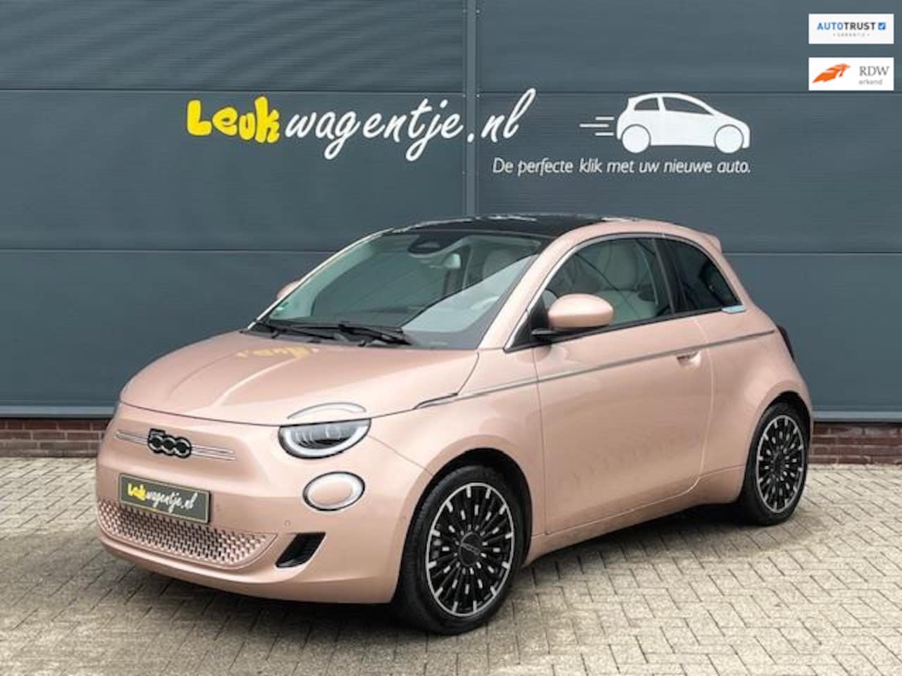 Fiat 500e - La Prima 42 kWh *carplay *camera *pano *keyless - AutoWereld.nl