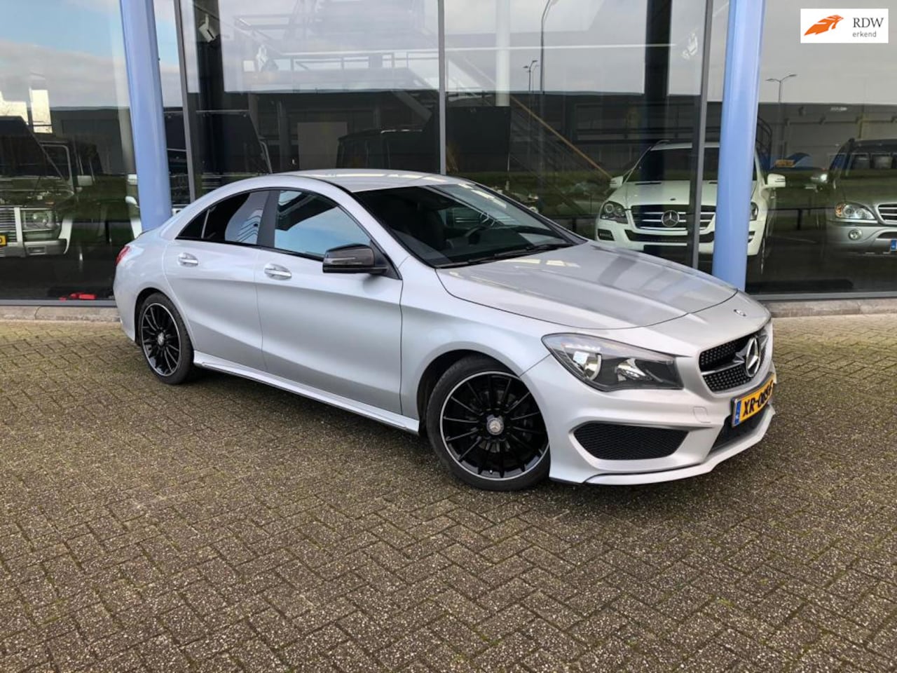 Mercedes-Benz CLA-Klasse - 180 Edition 1 AMG en SPORTPAKKET - AutoWereld.nl