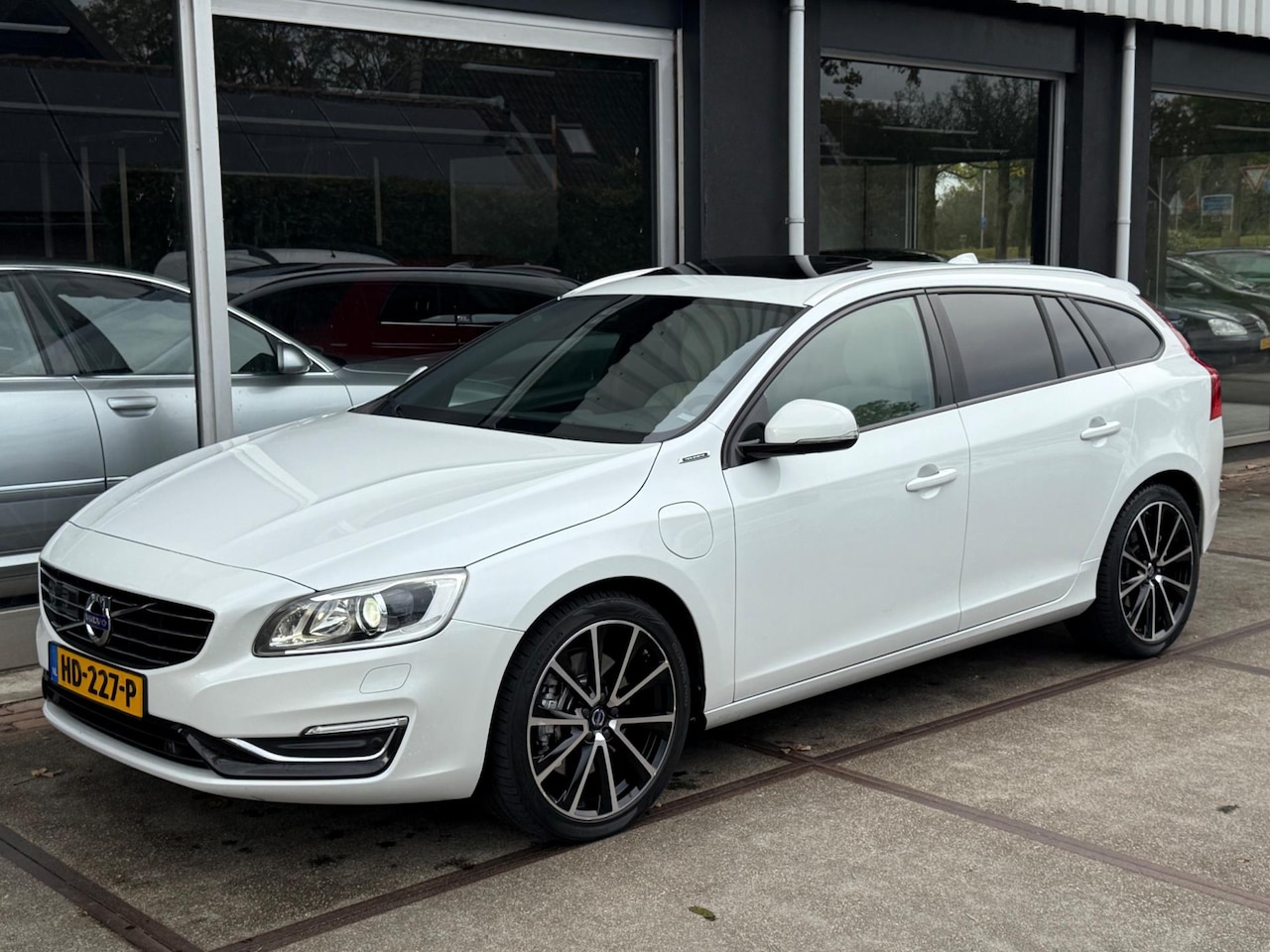 Volvo V60 - 2.4 D5 Twin Engine Special Edition ECC/LEER/NAP! - AutoWereld.nl