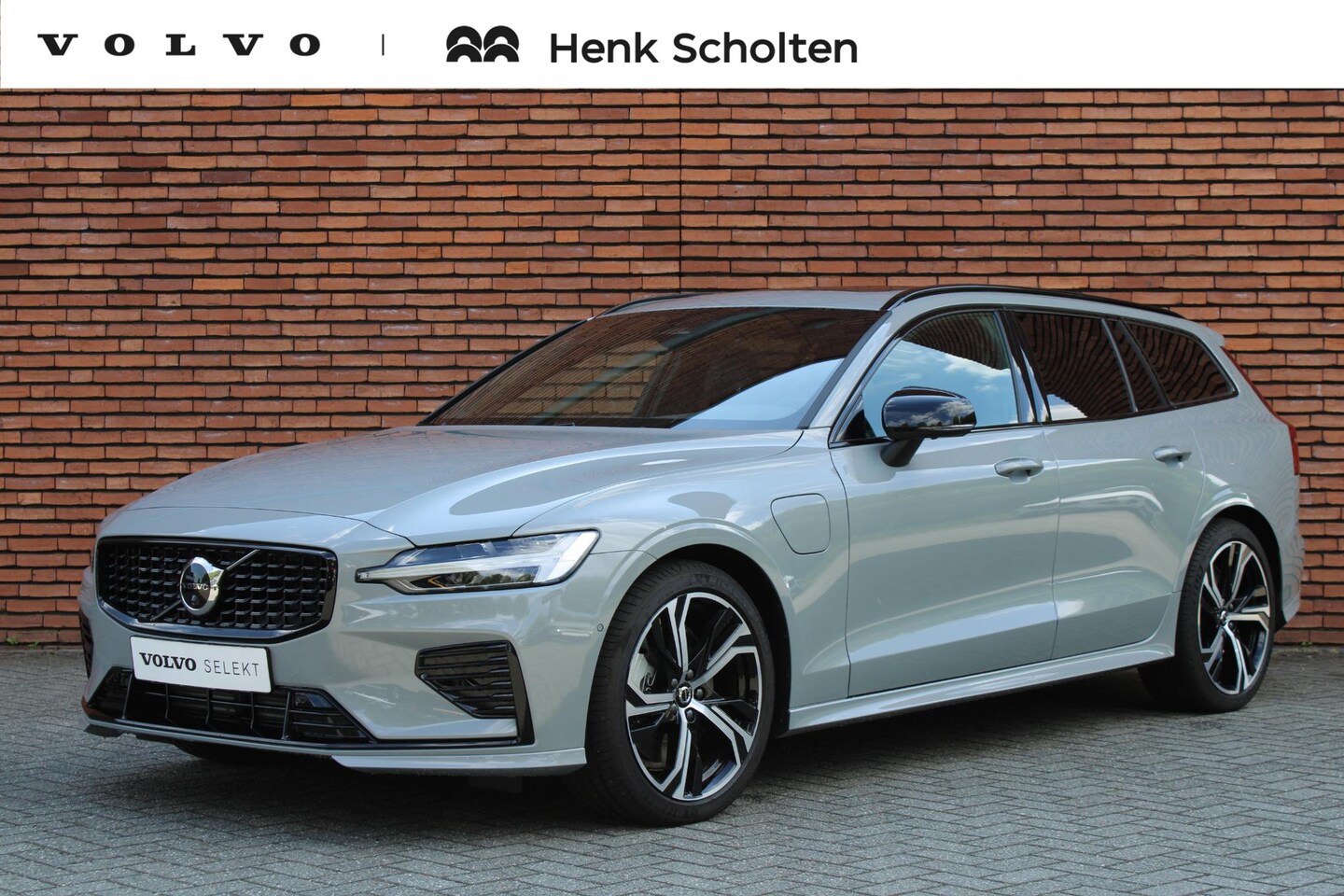 Volvo V60 - T6 Plug-in hybrid AWD Plus Dark | Verwarmbare stoelen voor/achter | Harman/Kardon Audio in - AutoWereld.nl