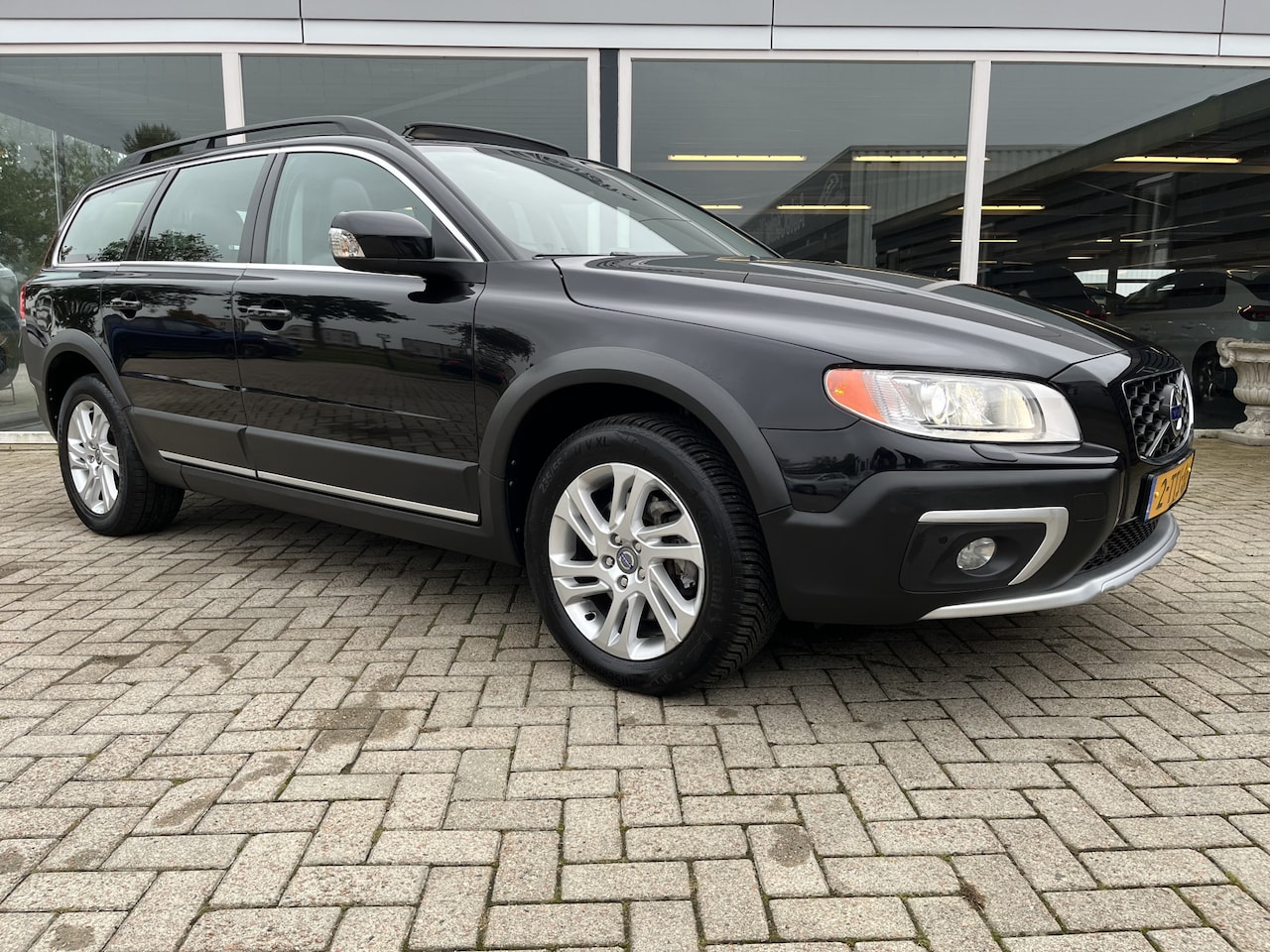 Volvo XC70 - 2.0 D4 FWD Nordic+ 50% deal 7.475,- ACTIE Schuif-kantel dak / Leder / Stoel verwarming / T - AutoWereld.nl