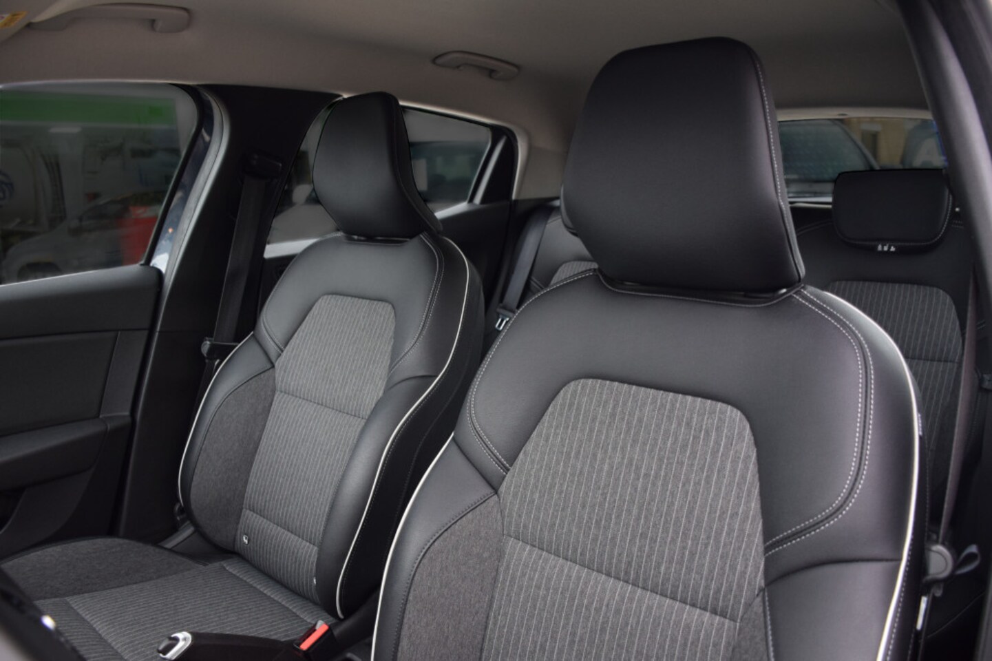 Renault Clio - 1.0 TCe Intens 1.0 TCe Intens, 1e eigenaar, Trekhaak, Half lederen bekleding, Parkeercamera, Parkeerhulp