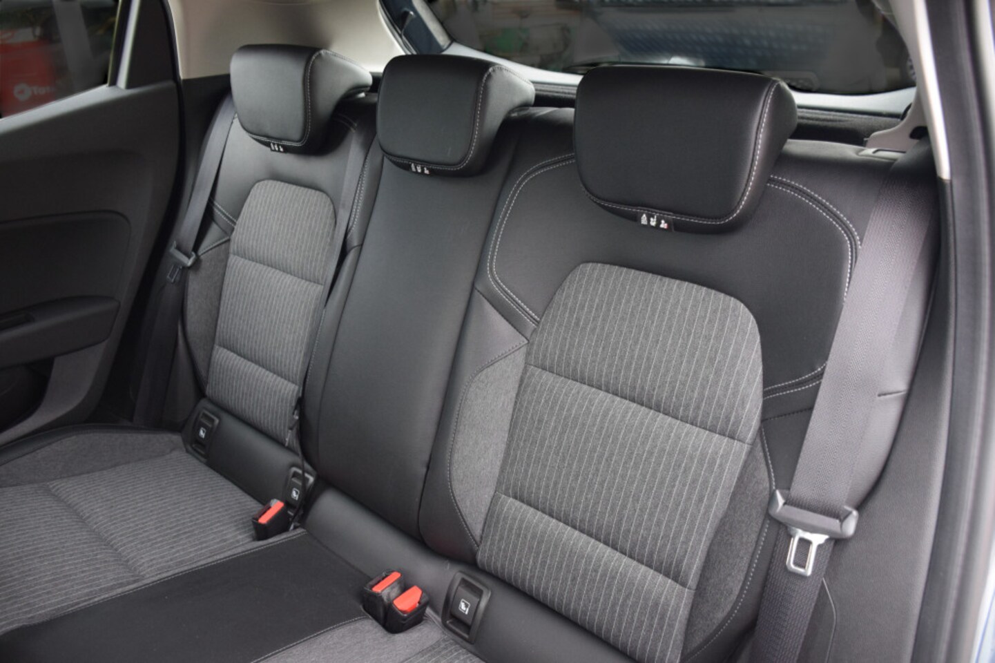 Renault Clio - 1.0 TCe Intens 1.0 TCe Intens, 1e eigenaar, Trekhaak, Half lederen bekleding, Parkeercamera, Parkeerhulp