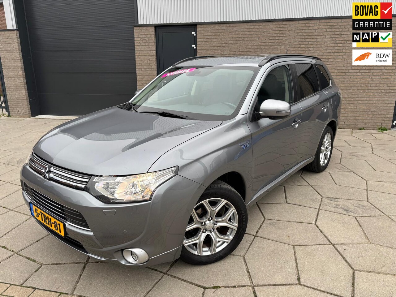 Mitsubishi Outlander - 2.0 PHEV Instyle+| stekkerhybride met trekhaak , All-S banden , leder en electrische achte - AutoWereld.nl
