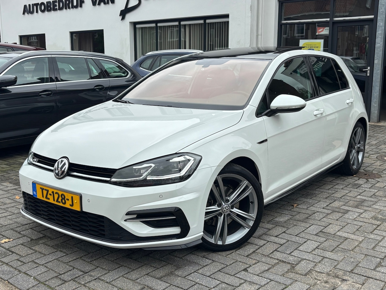 Volkswagen Golf - 1.5 TSI Highline Business R 1.5 TSI Highline Business R, Apple Carplay/Android,Panoramadak,Navigatie,Parkeersensoren - AutoWereld.nl