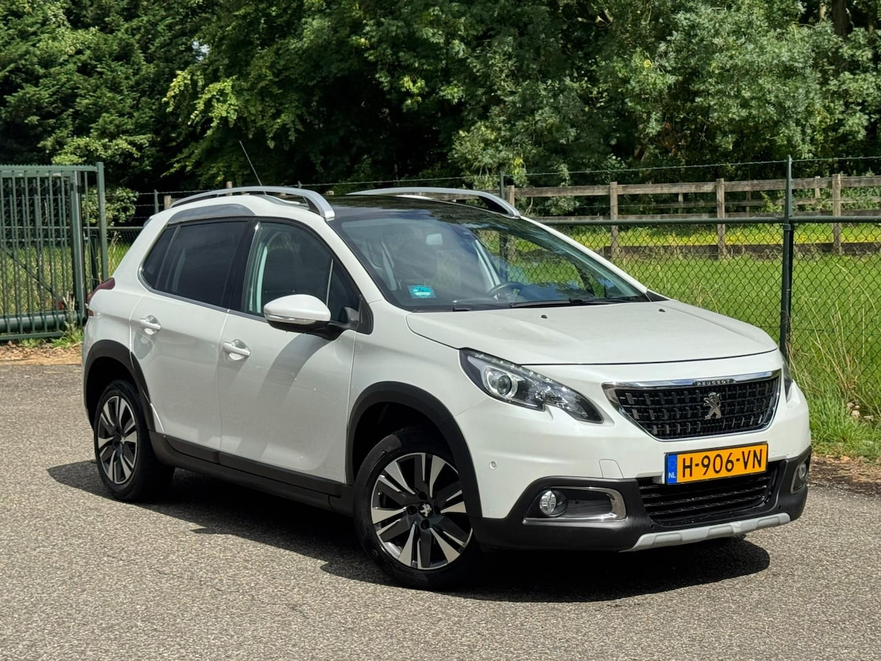 Peugeot 2008 - 1.2 PureTech Allure /Automaat/Carplay/Navi/Pano/ - AutoWereld.nl