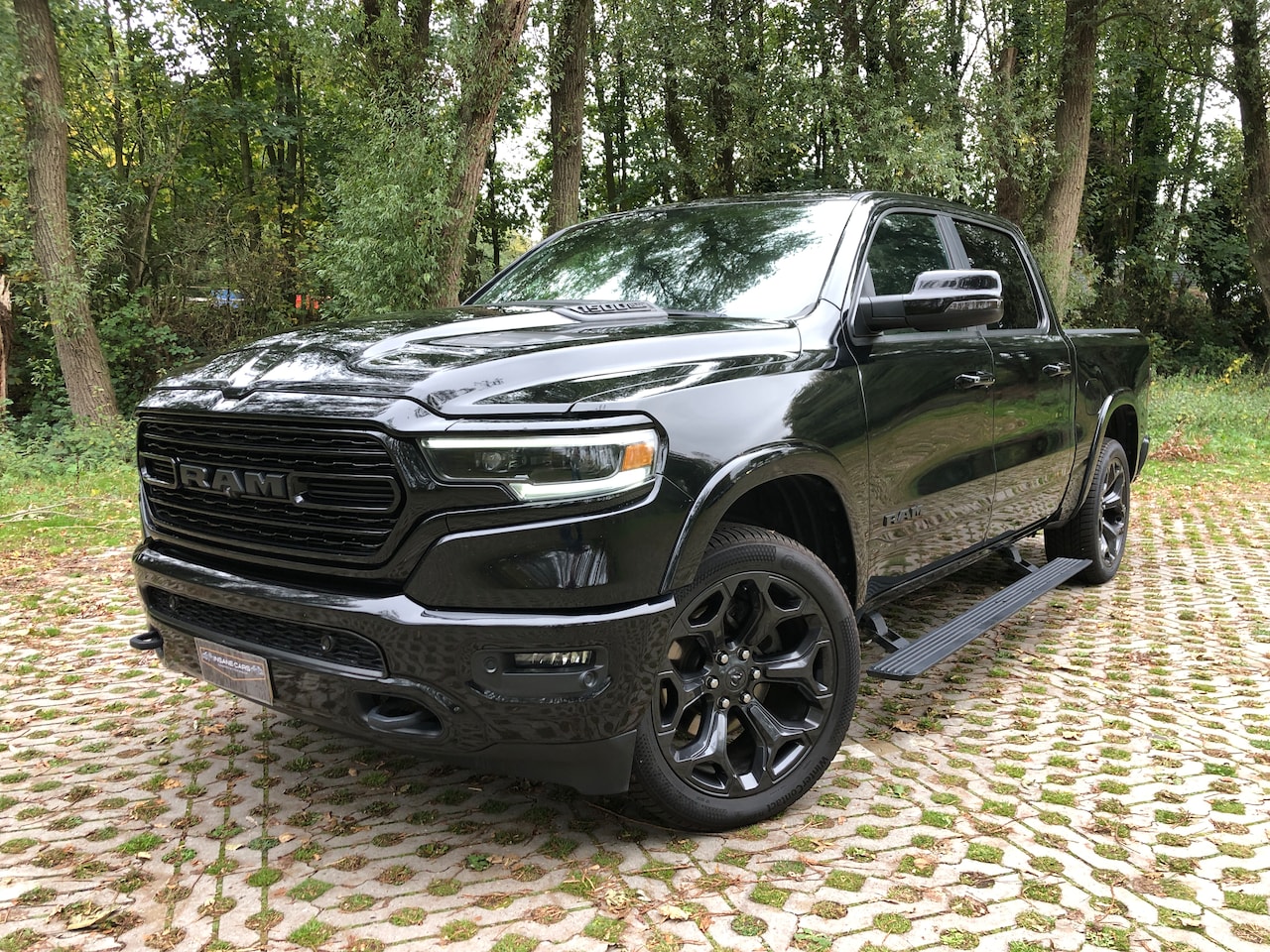Dodge Ram 1500 - 5.7 V8 4x4 Crew Cab Limited Limited Night/Black edition / Pano / LPG - AutoWereld.nl